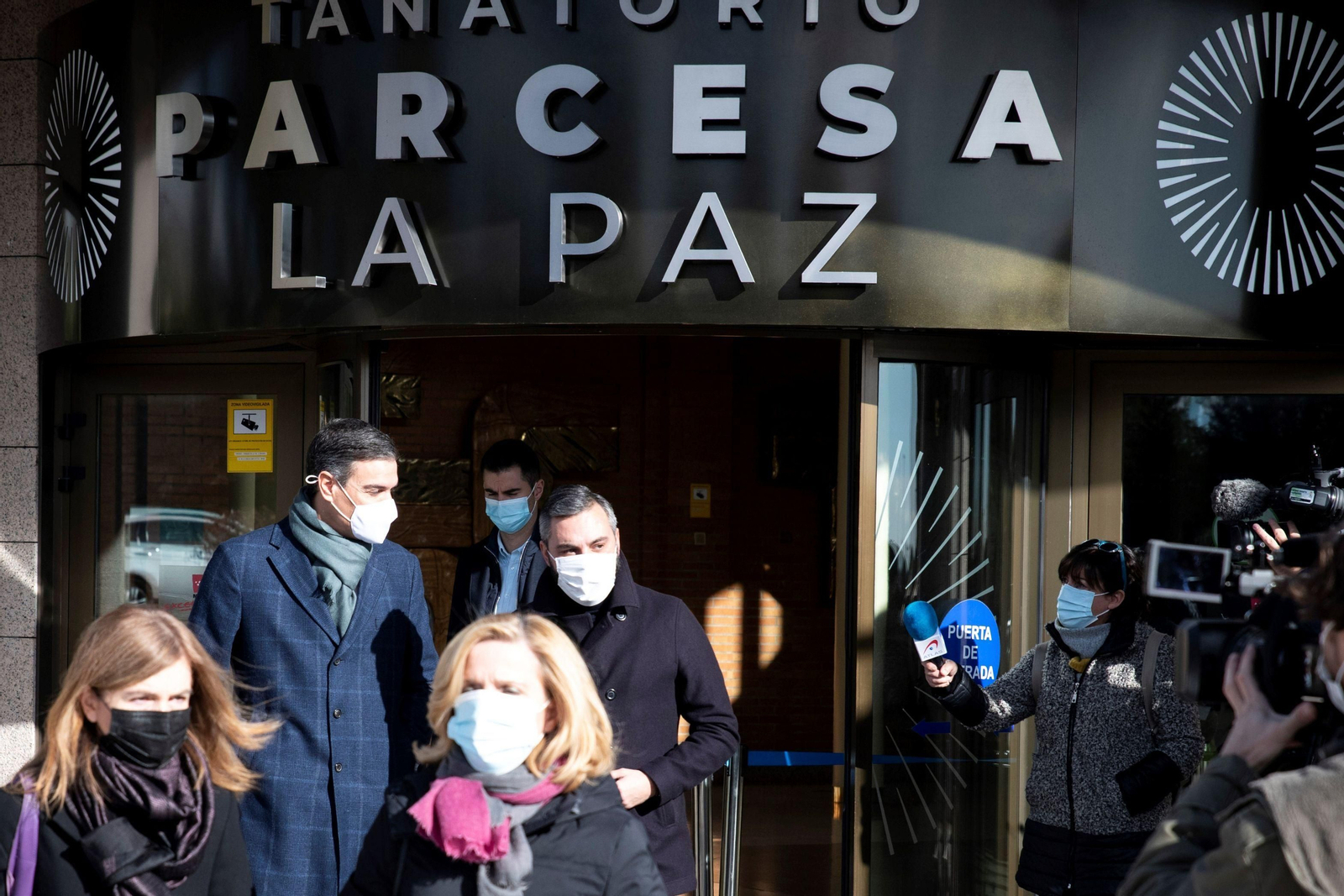 El presidente del Gobierno, Pedro Sánchez, acudió al Tanatorio La Paz para acompañar a amigos y familiares de Almudena Grandes.
