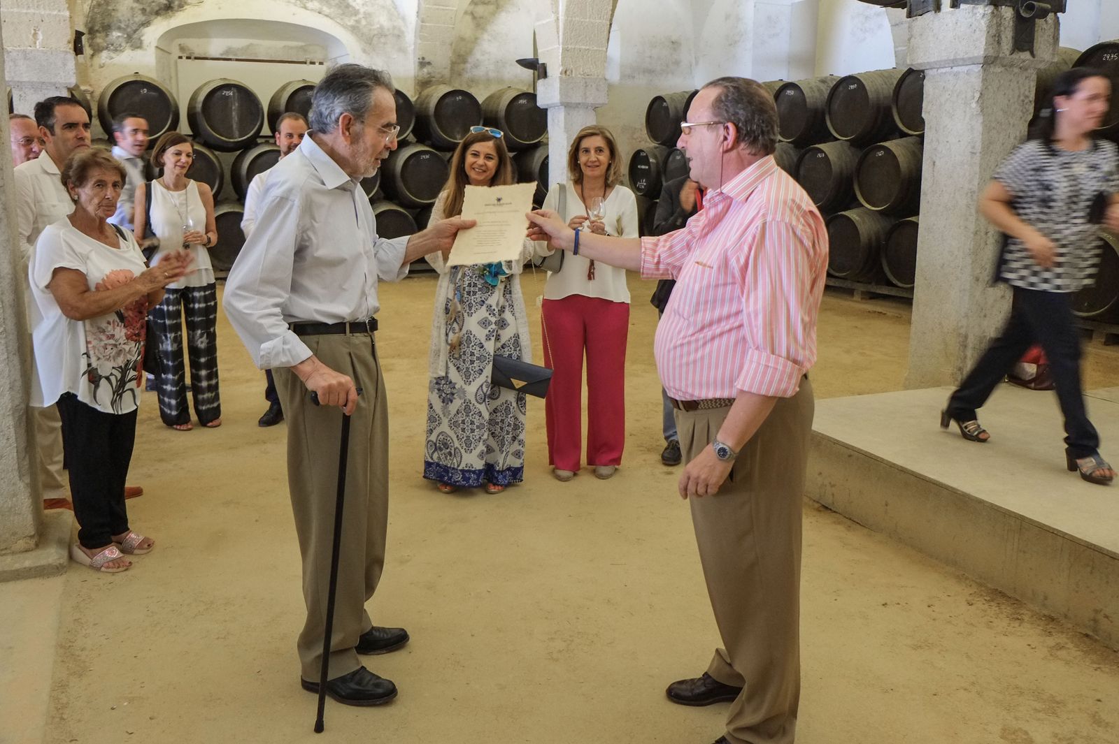 Aurelio Madroñal recibiendo un diploma y una escultura representativa de los Reyes Magos.