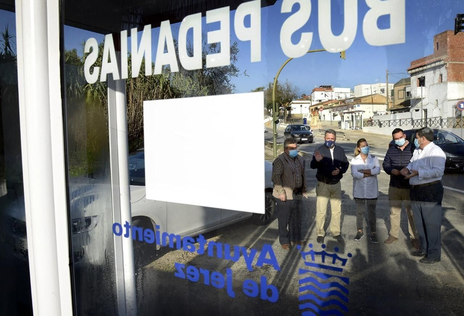 Los delegados Rubén Pérez y Jesús Alba revisando la reparación de las marquesinas de la zona rural. Los delegados Rubén Pérez y Jesús Alba revisando la reparación de las marquesinas de la zona rural.