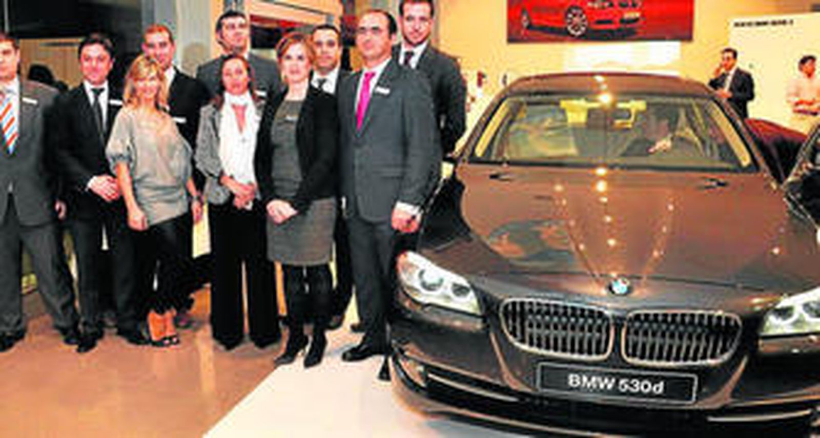 El equipo humano de Movijerez, con la nueva serie 5 de BMW.