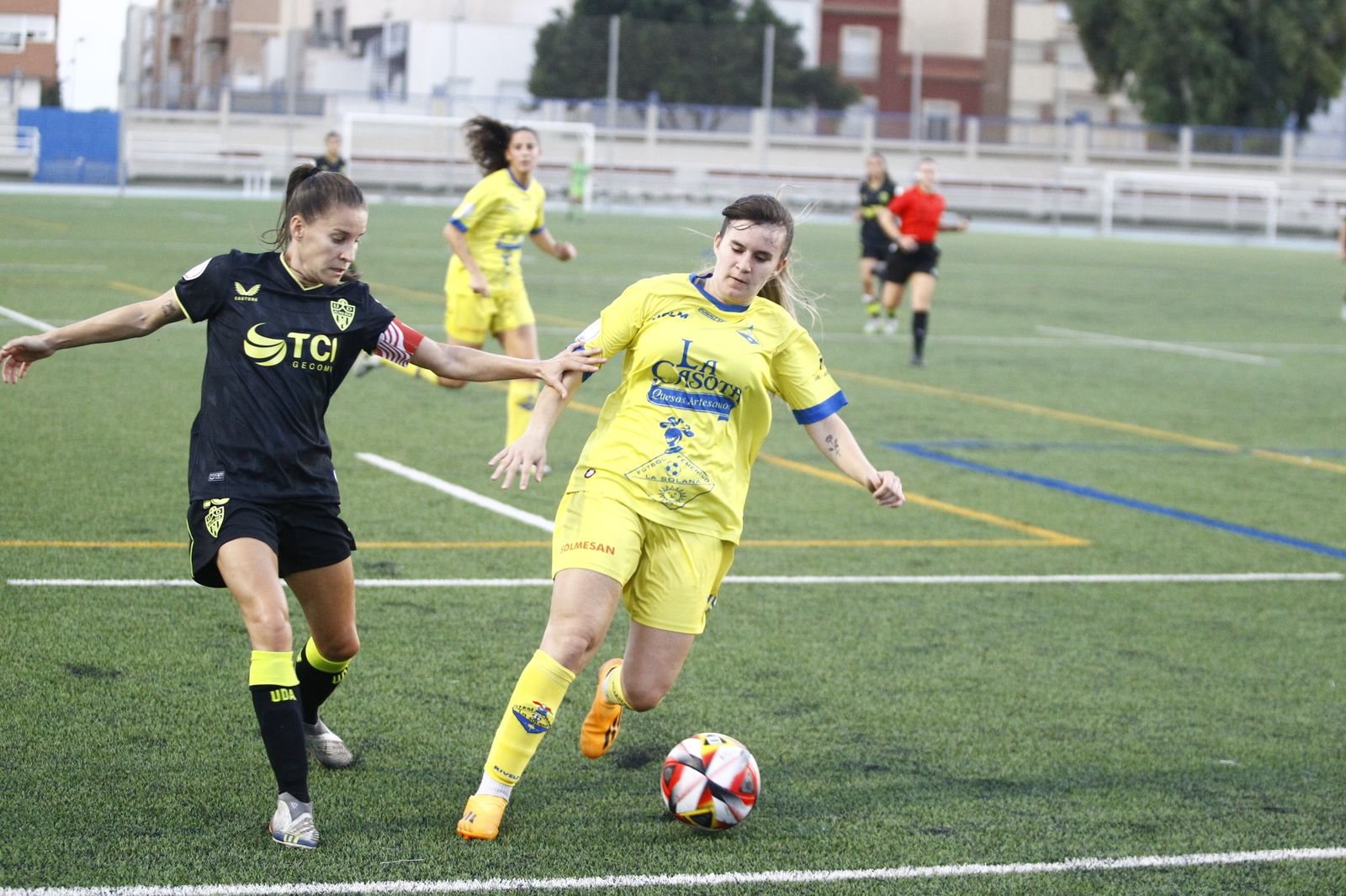 La rojiblanca Jessi, capitana del conjunto almeriense, realiza un pase en un partido de esta temporada.