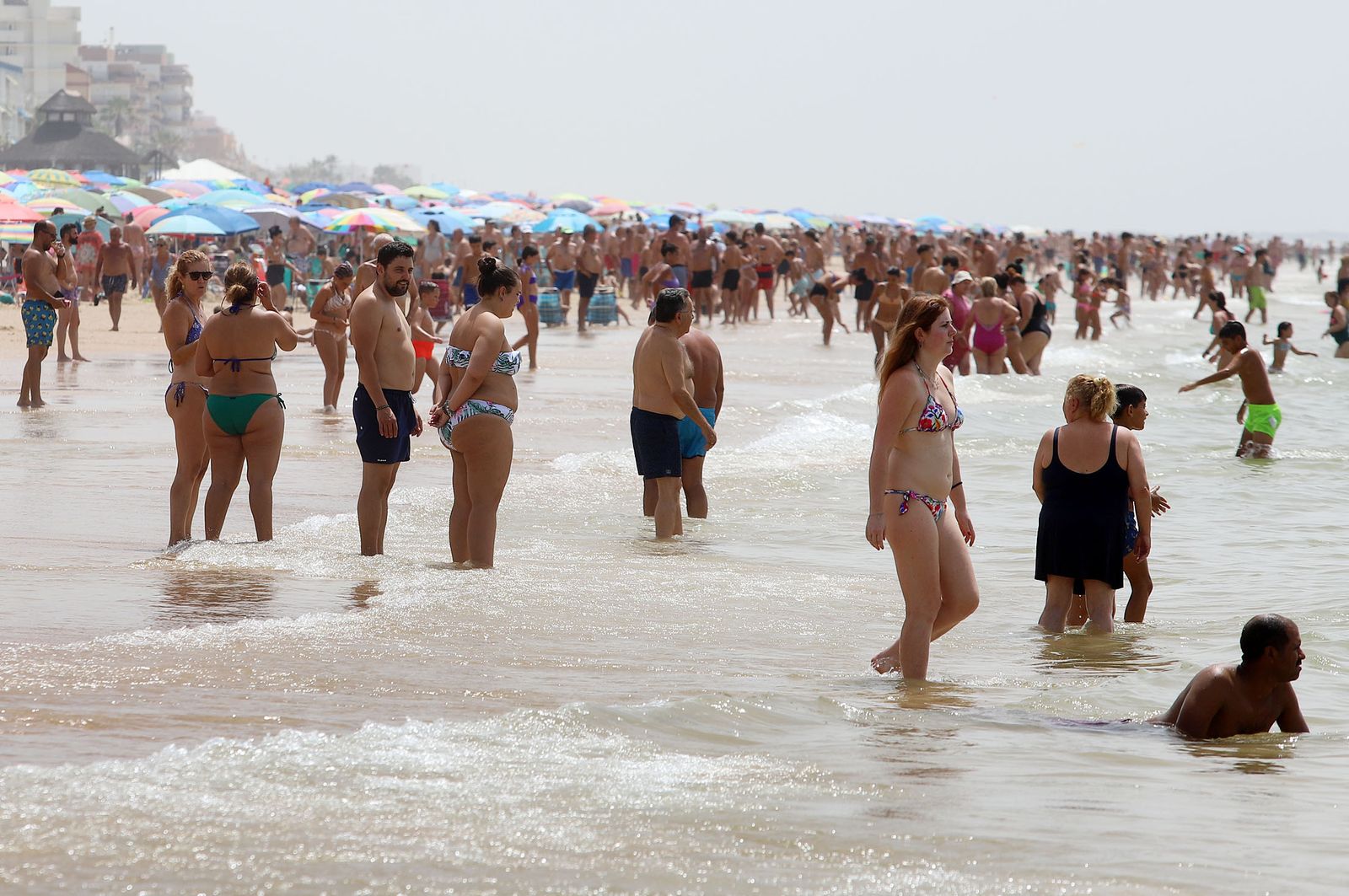 Imágenes del caluroso fin de semana en las playas de Huelva
