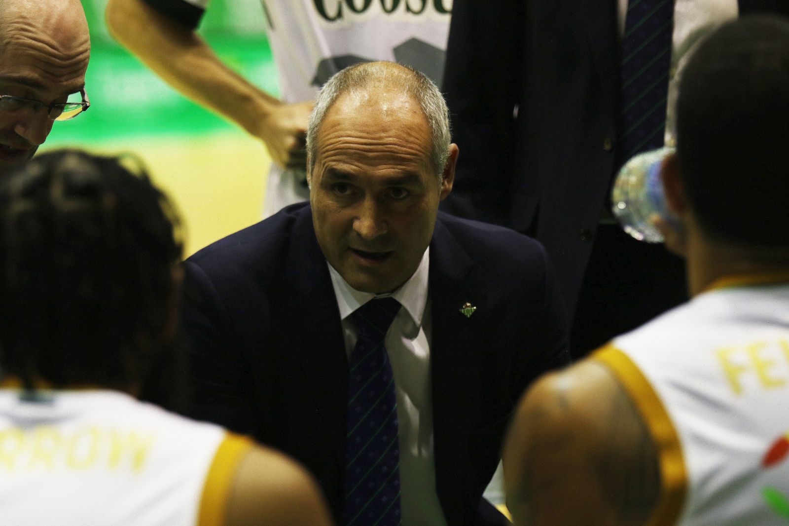 Curro Segura da instrucciones a sus jugadores en un tiempo muerto.