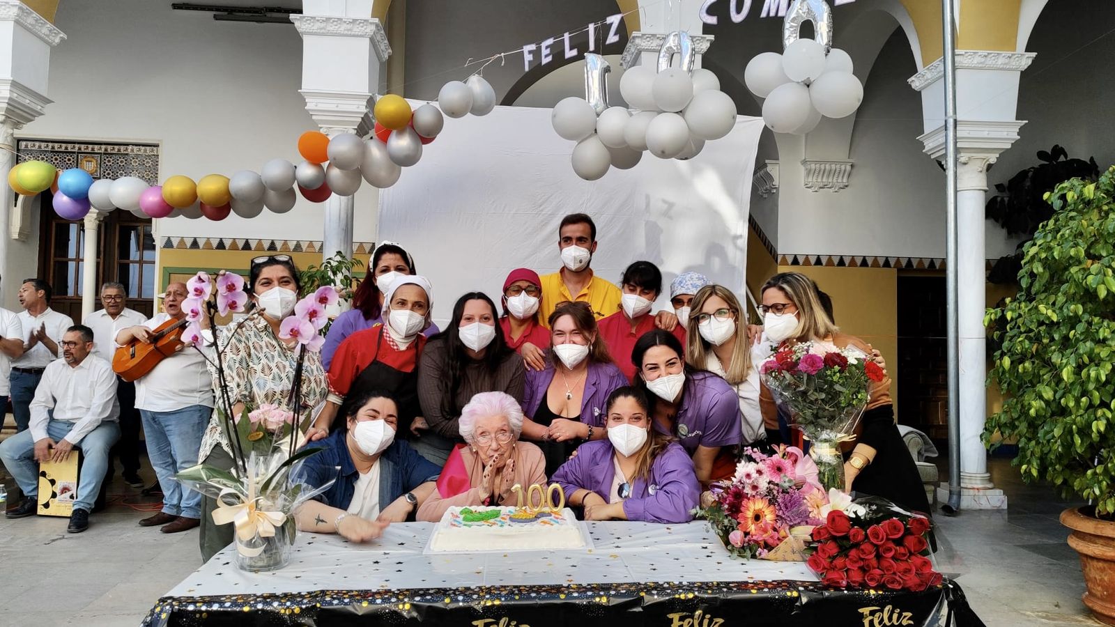 Un momento de la merienda celebrada en el centro para celebrar el cumpleaños.