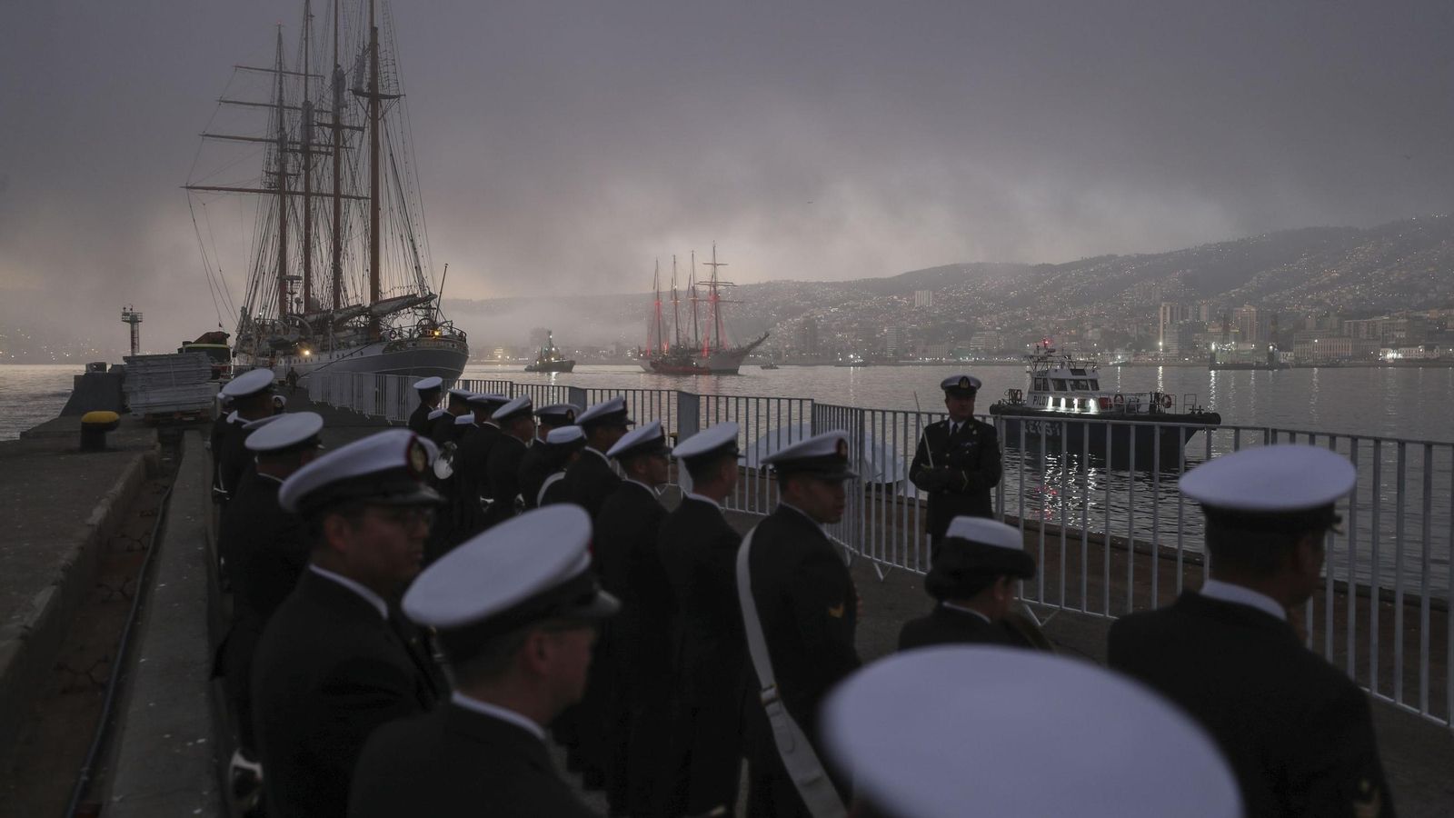 Llegada a Valaparaíso, con el reencuentro del Elcano con su buque gemelo 'Esmeralda'.