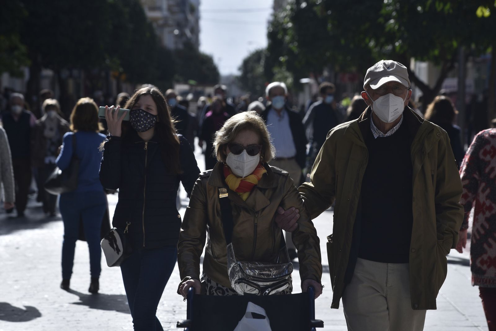 Gente paseando en un día apacible en Sevilla.