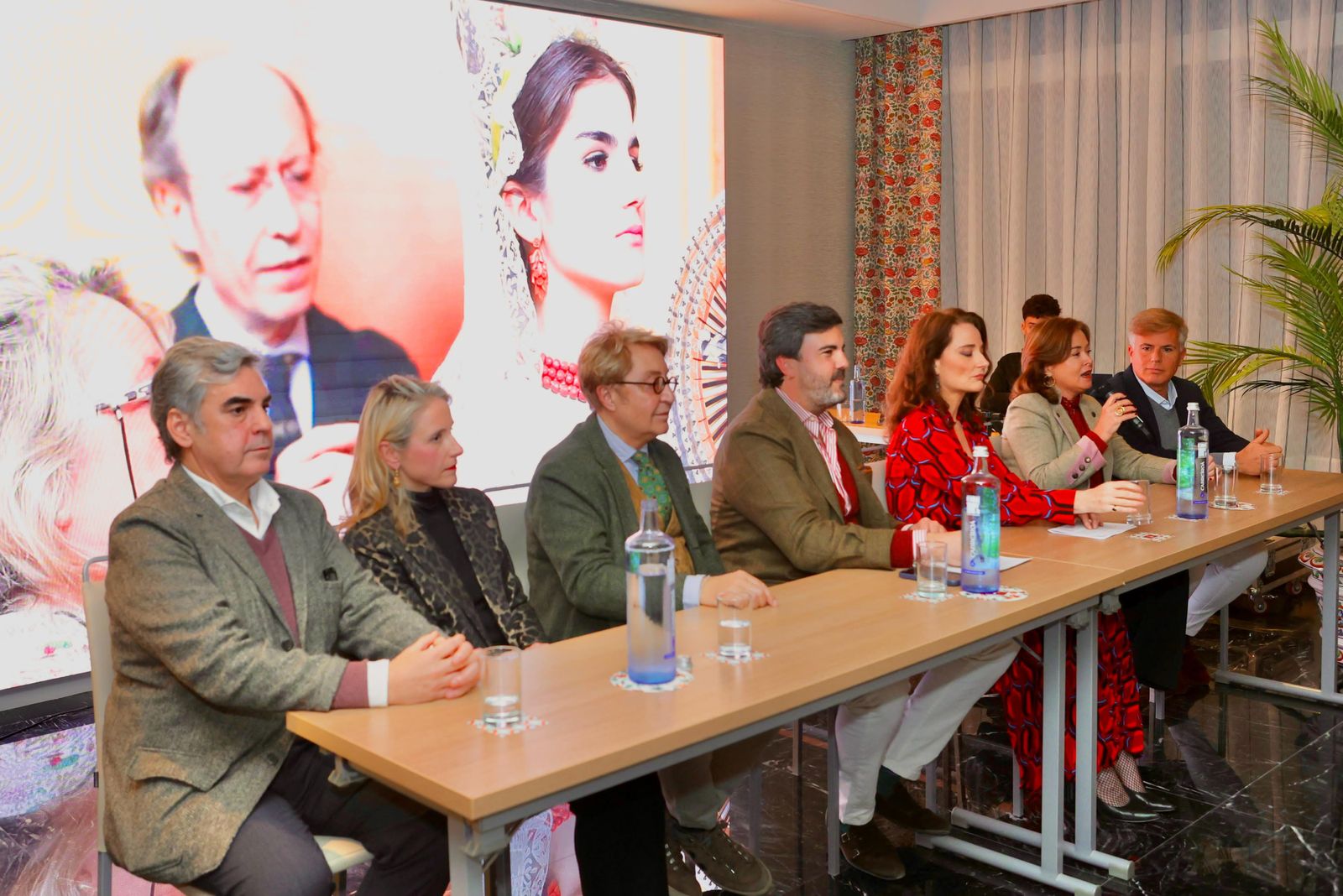 Los participantes en la mesa redonda titulada 'La Mantilla en las Fiestas de la Primavera de Sevilla".
