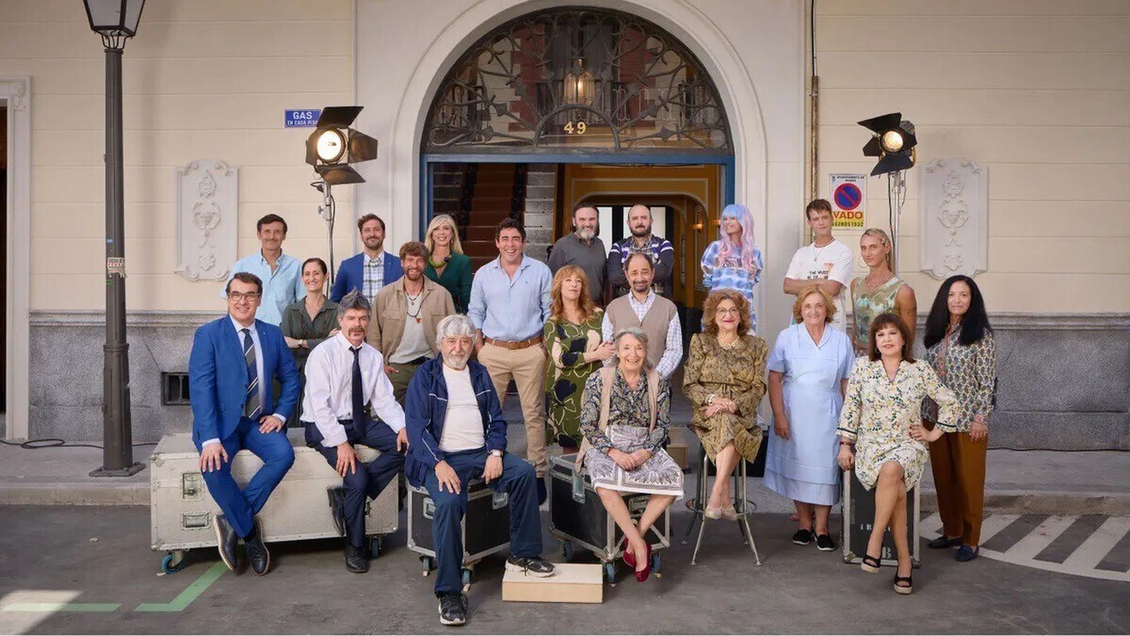 Foto de familia de los principales actores de 'La que se avecina' en el edificio de Contubernio 49