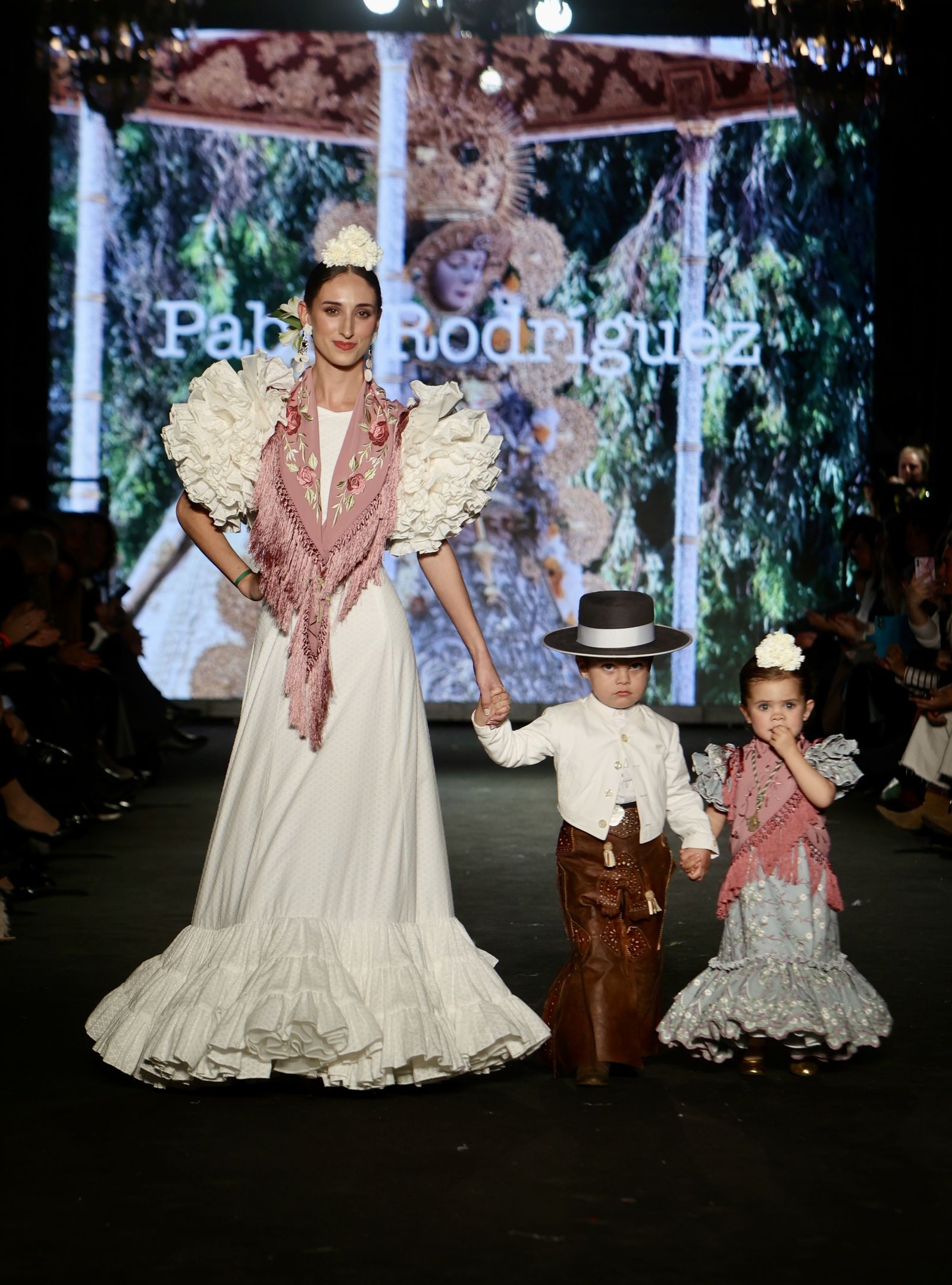 Desfile de la Hermandad del Rocío de Sevilla en We Love Flamenca 2024, todas las fotos