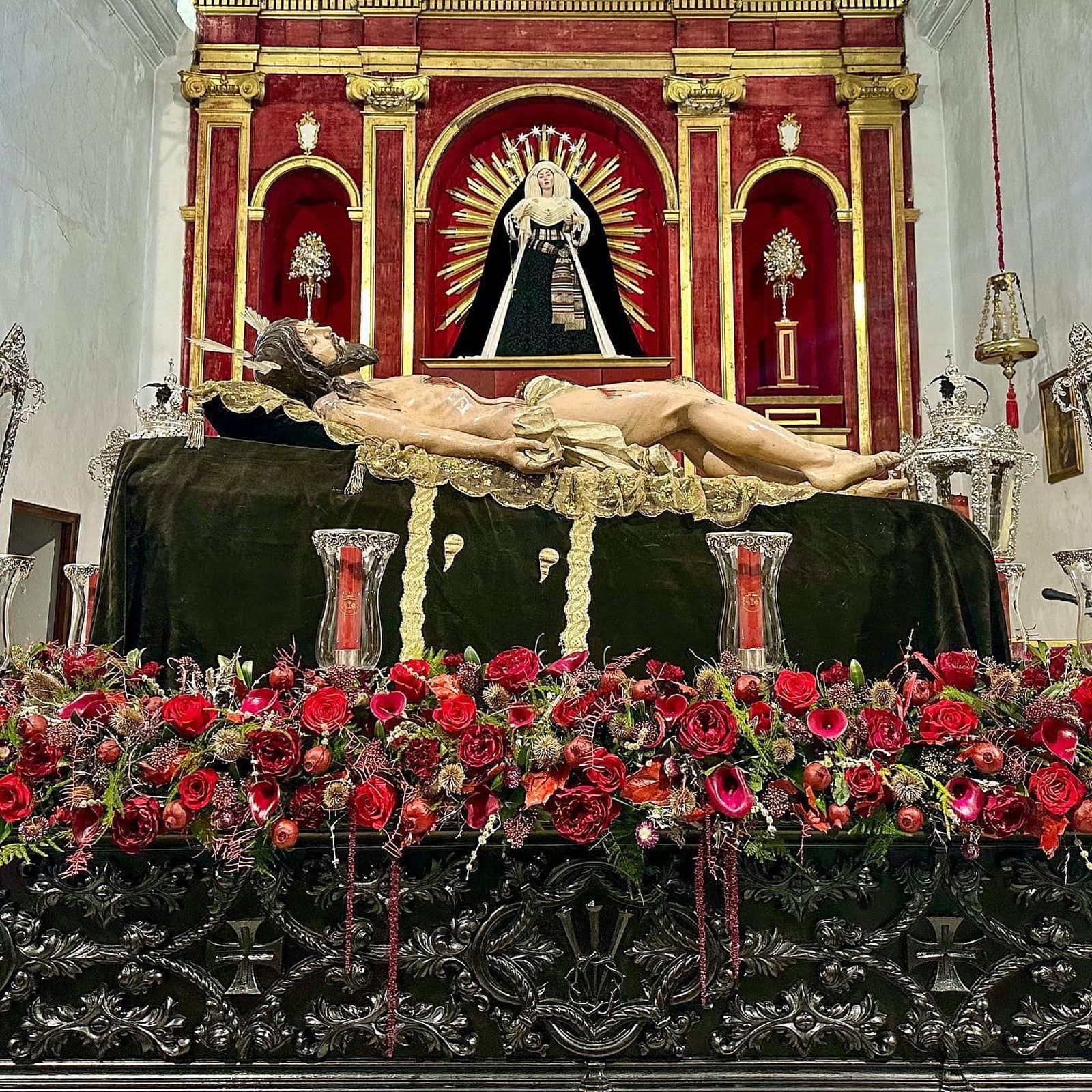 Virgen de la Soledad, obra de La Roldana, junto al Cristo Yacente atribuido a la imaginera