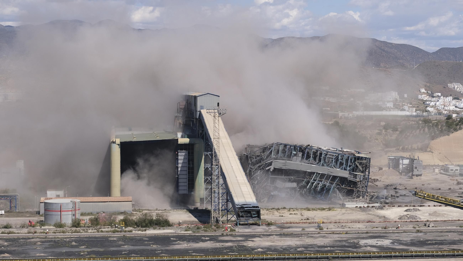 La voladura-demolición de la central térmica de Endesa en Carboneras, en imágenes