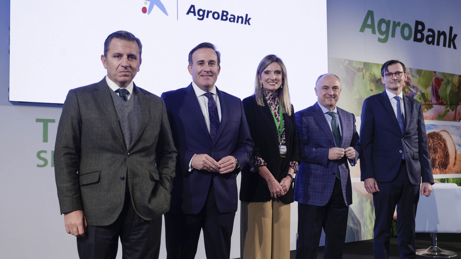De izquierda a derecha, Juan Llamas, director comercial de Banca Privada de Caixabank; Sergio Gutiérrez, director de Agrobank; Rosa Gallardo, directora de la Escuela Técnica Superior de Ingenieros Agrónomos y de Montes en la Universidad de Córdoba; Juan Ignacio Zafra, director territorial de Caixabank; y Enric Fernández, director de Planificación Estratégica y Estudios de Caixabank