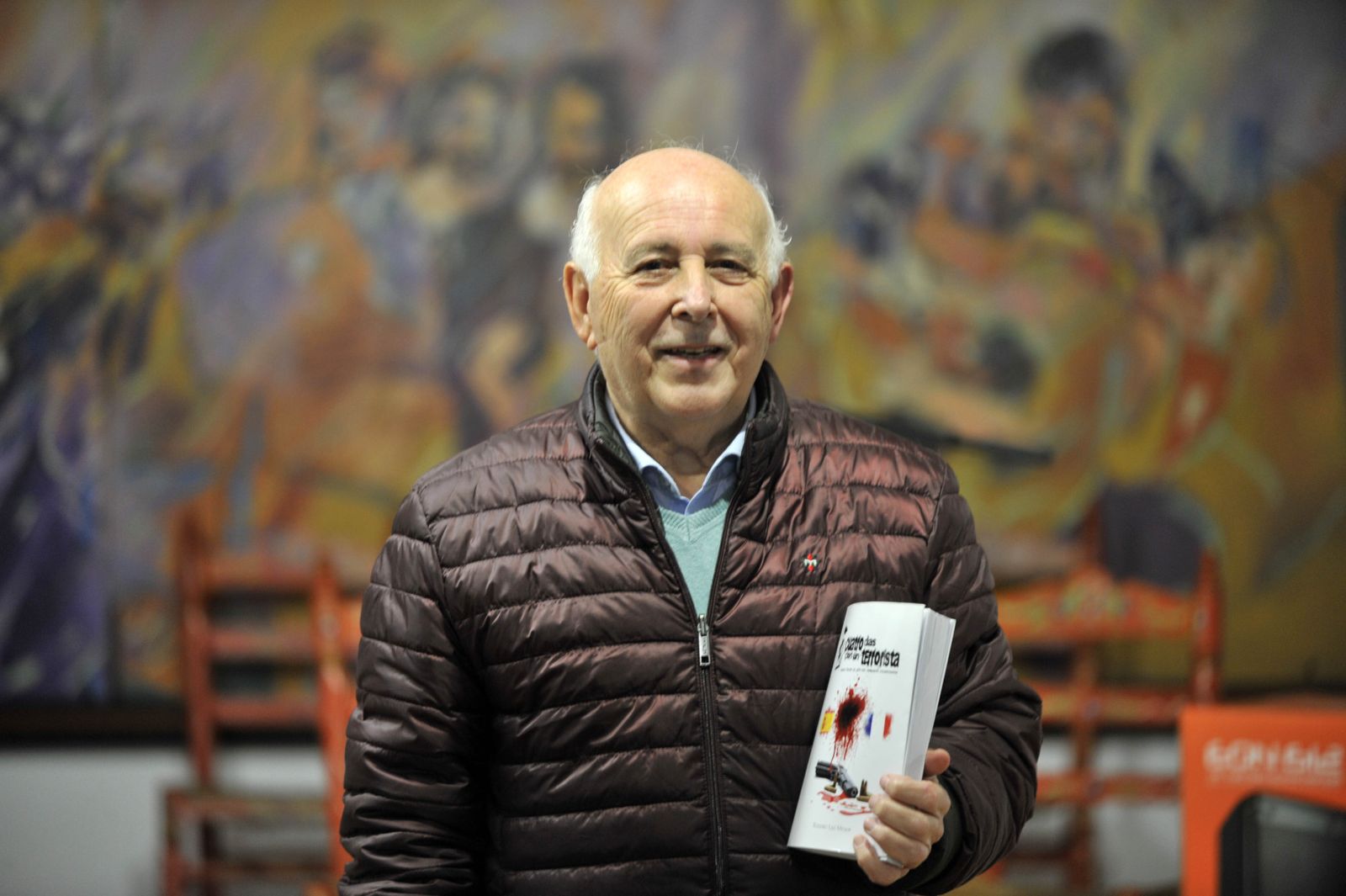 El capitán de la Guardia Civil, Teodoro Leo Menor, con un ejemplar de su libro, en Ubrique.