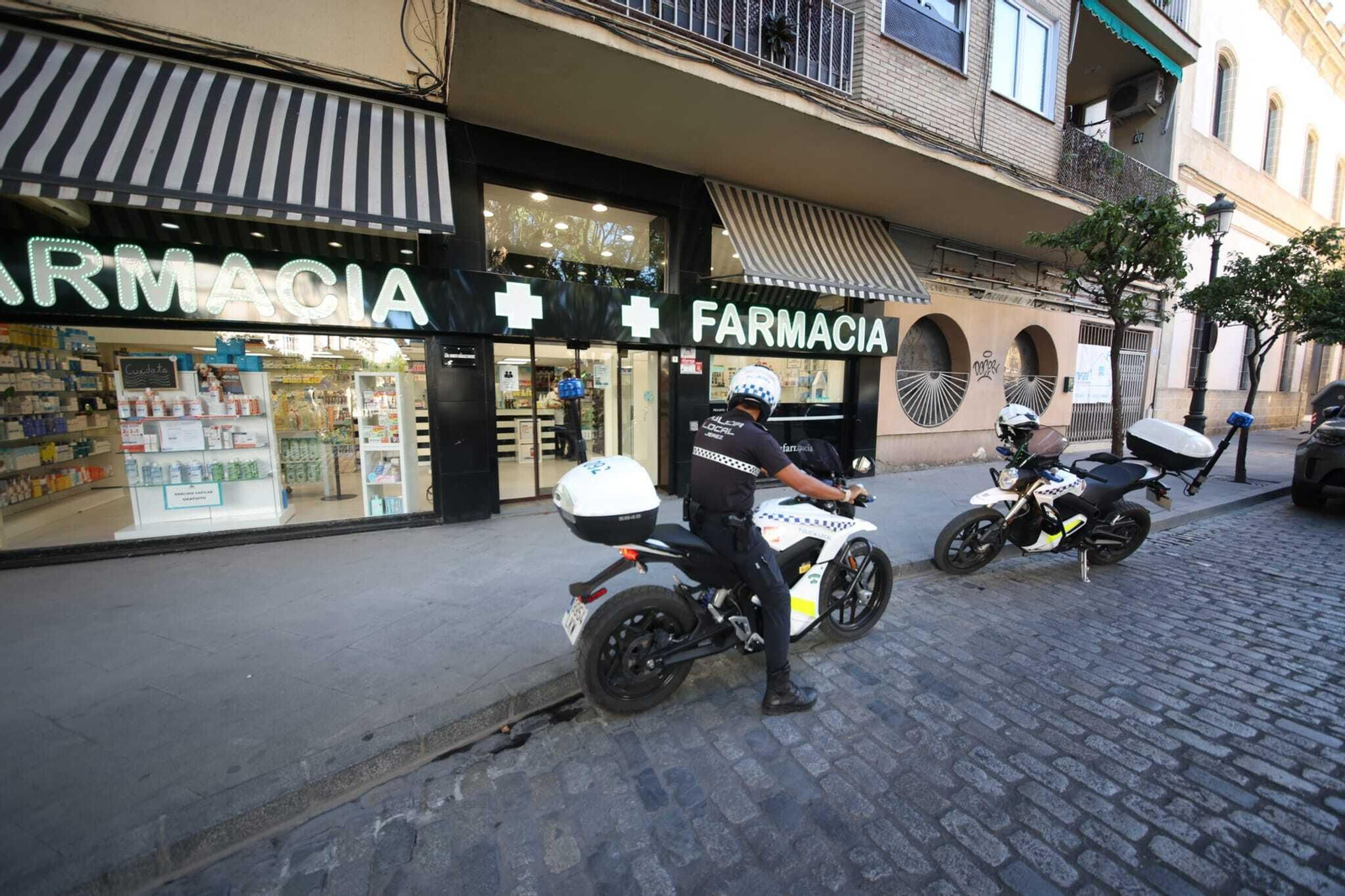 La Policía acudió este viernes a la farmacia de San Agustín tras el robo y la agresión.