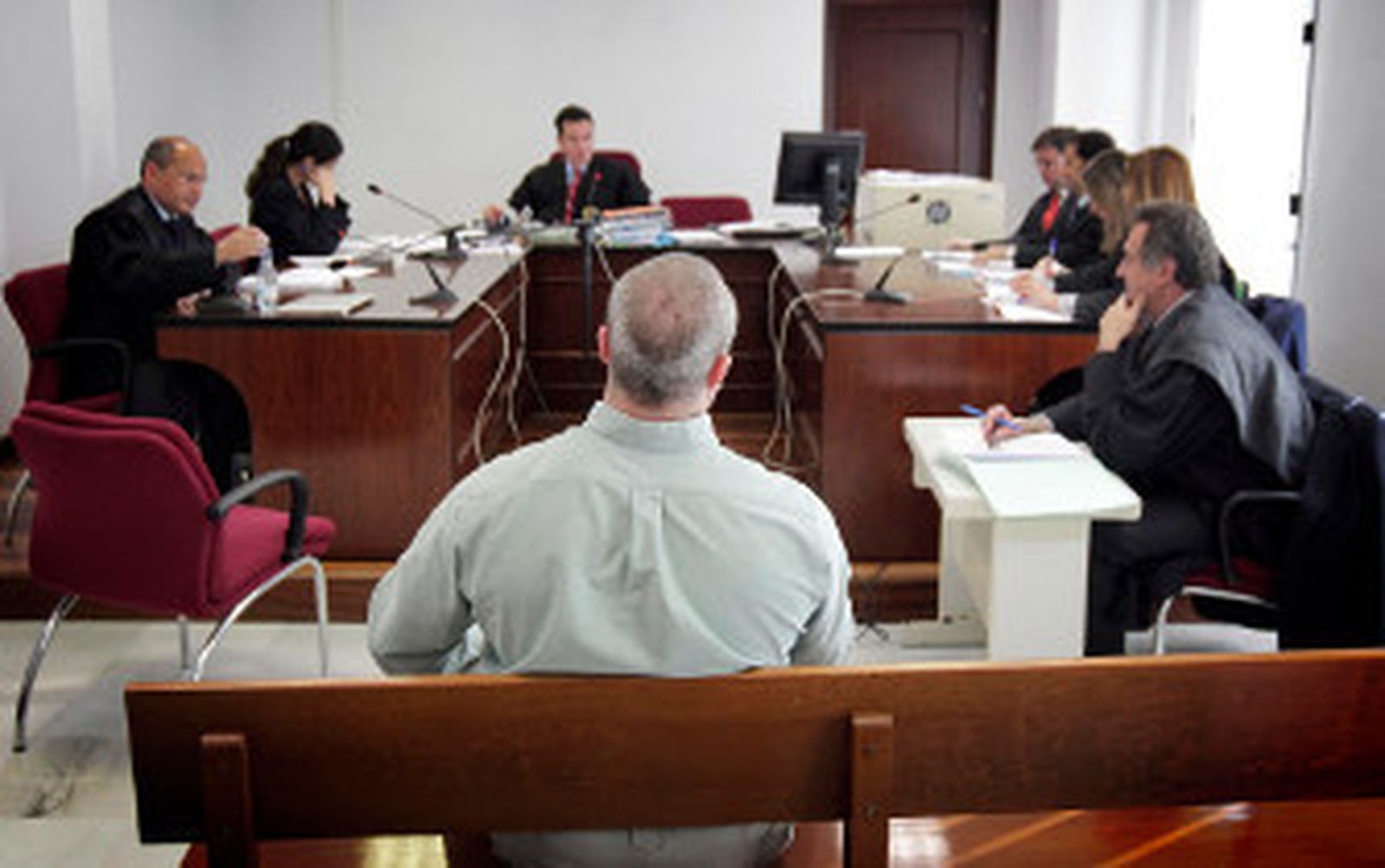 Cuatro meses de cárcel al dueño del gimnasio que espiaba a las usuarias con una cámara