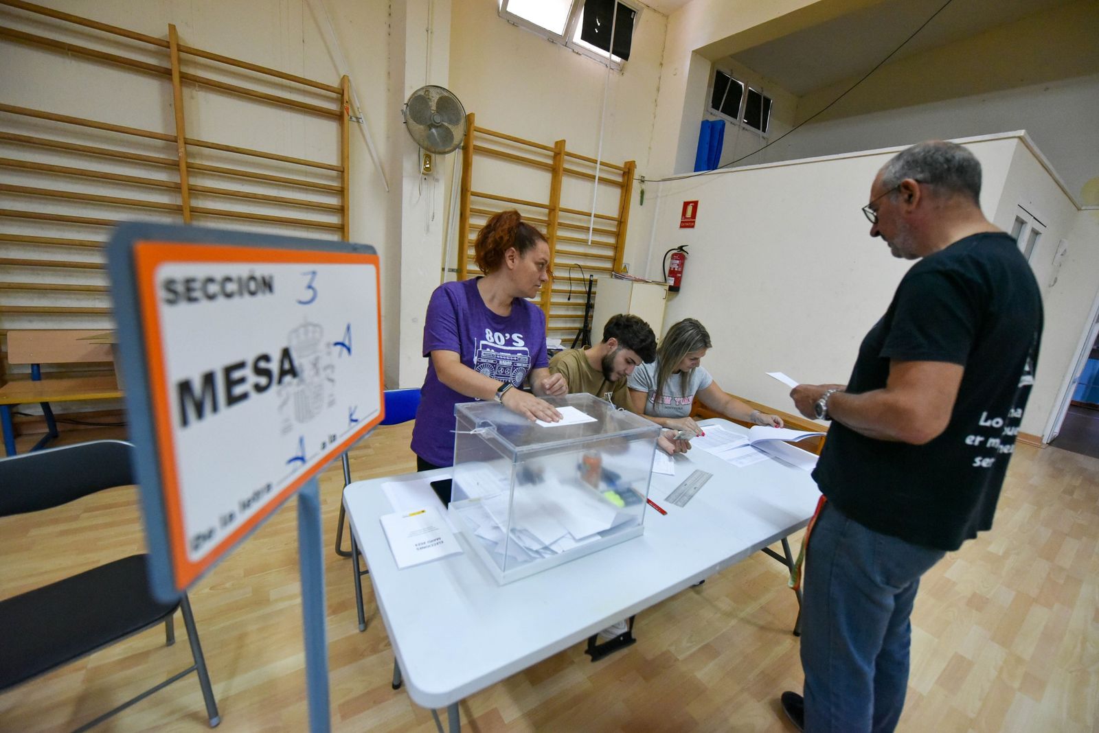 Un ciudadano vota en su colegio electoral en los últimos comicios