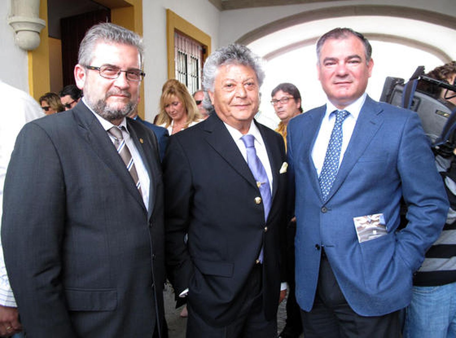 Los empresarios Juan Videla y Antonio Casas, con el cantaor Pansequito (en el centro).

Foto: Victoria Ramírez