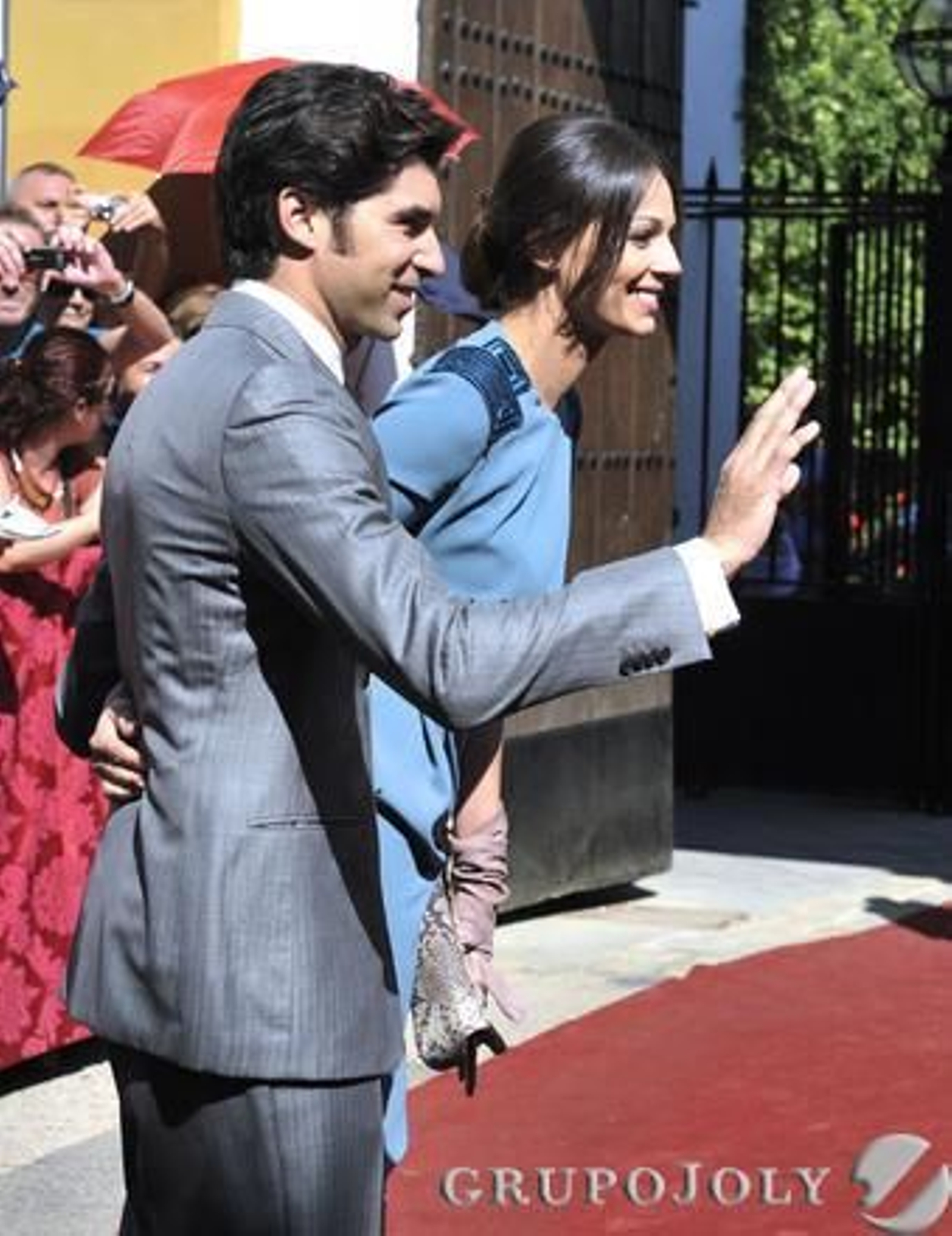 Eva González, a su entrada junto a Cayetano Rivera Ordóñez.

Foto: Juan Carlos Vázquez