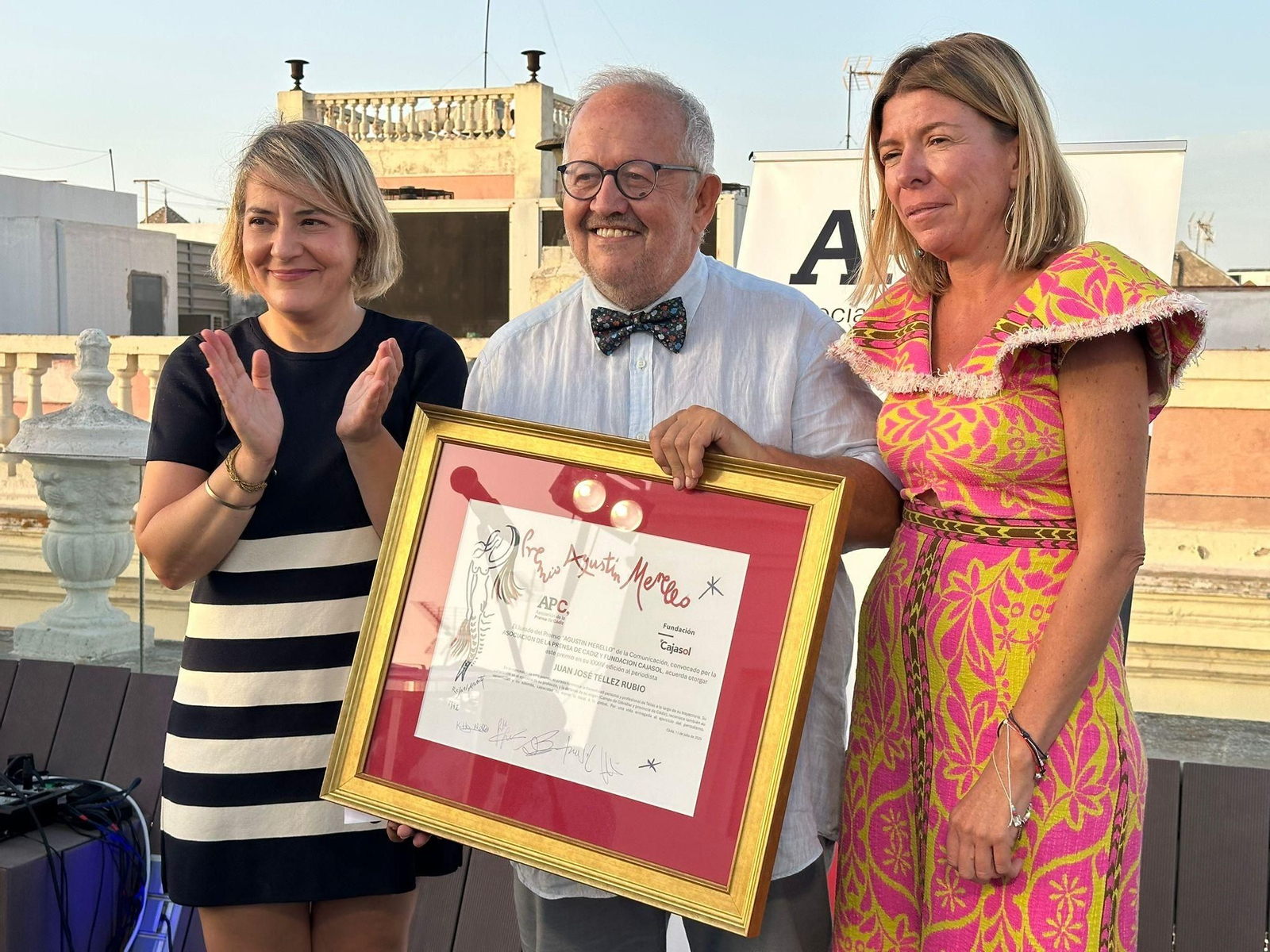 Juan José Téllez, con el premio.