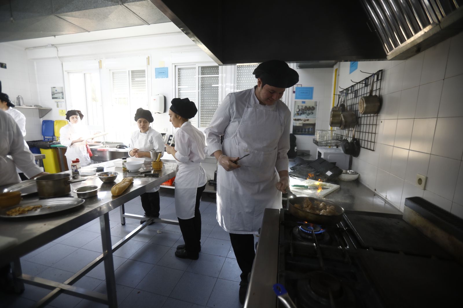 El restaurante y las cocinas del instituto Gran Capitán de Córdoba, en imágenes