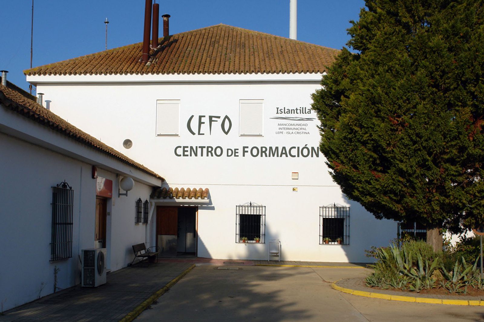 Fachada del Centro de Formación de Islantilla