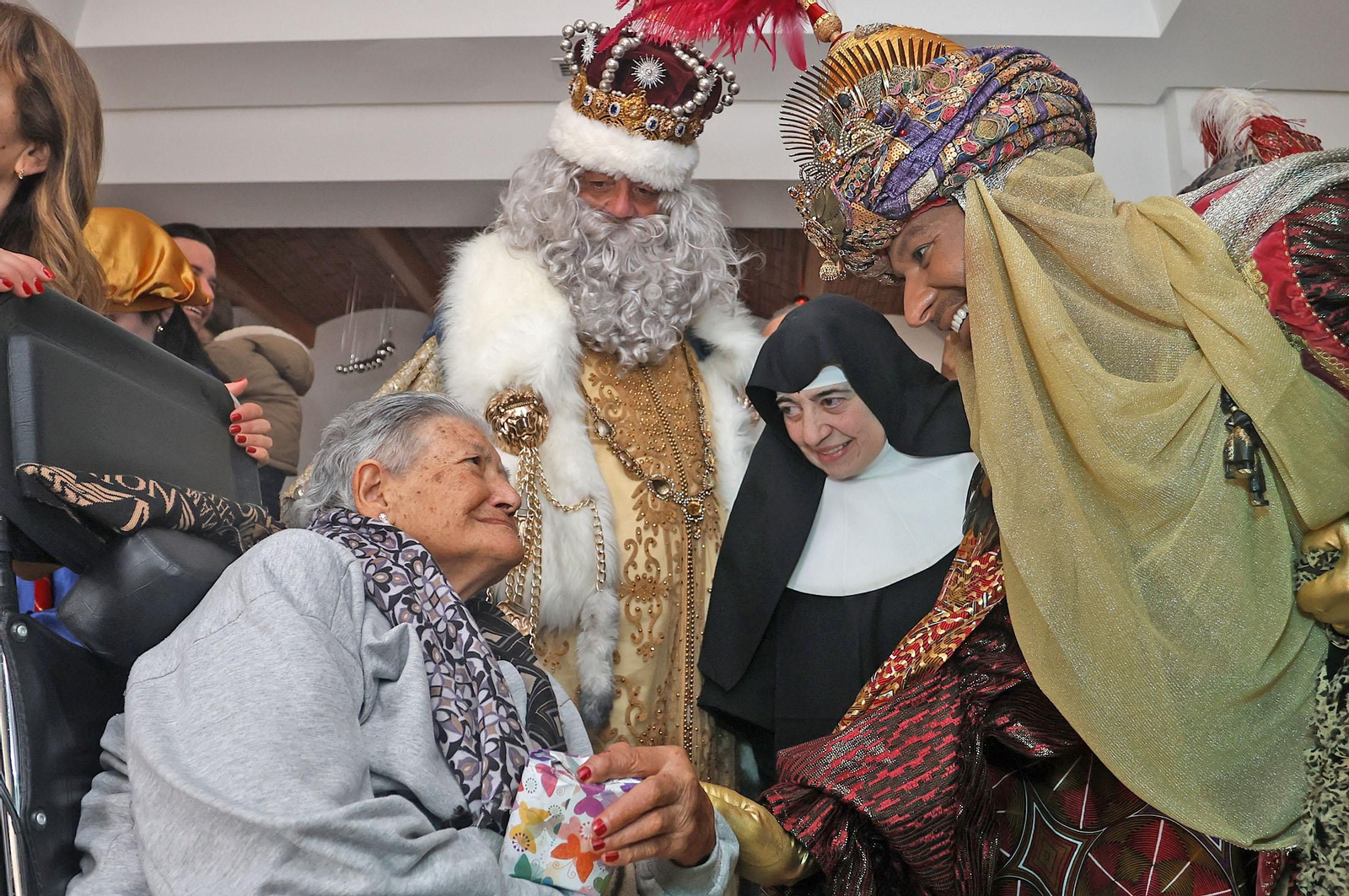 Reyes Magos de Huelva 2025: Imágenes de la visita al Asilo de Ancianos Santa Teresa de Jornet