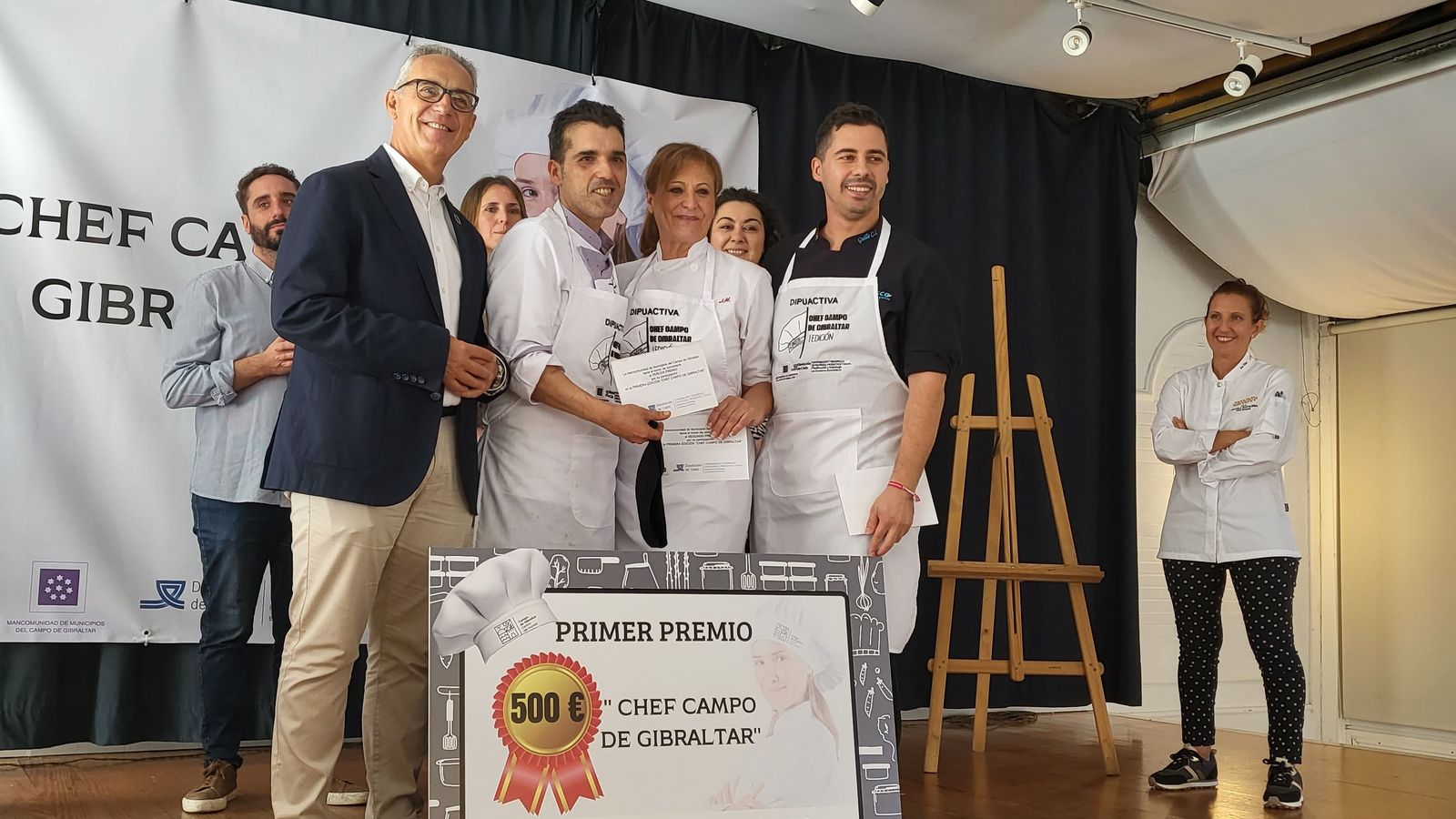 Los tres finalistas del concurso con el presidente de la Mancomunidad, Juan Lozano