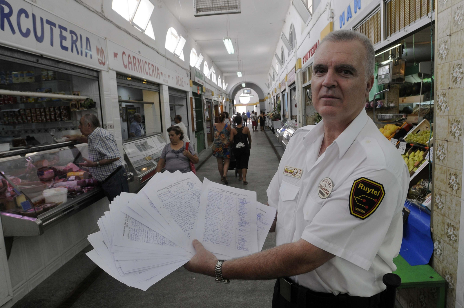 Rcogida de firmas para evitar el despido del vigilante del Mercado, en 2012