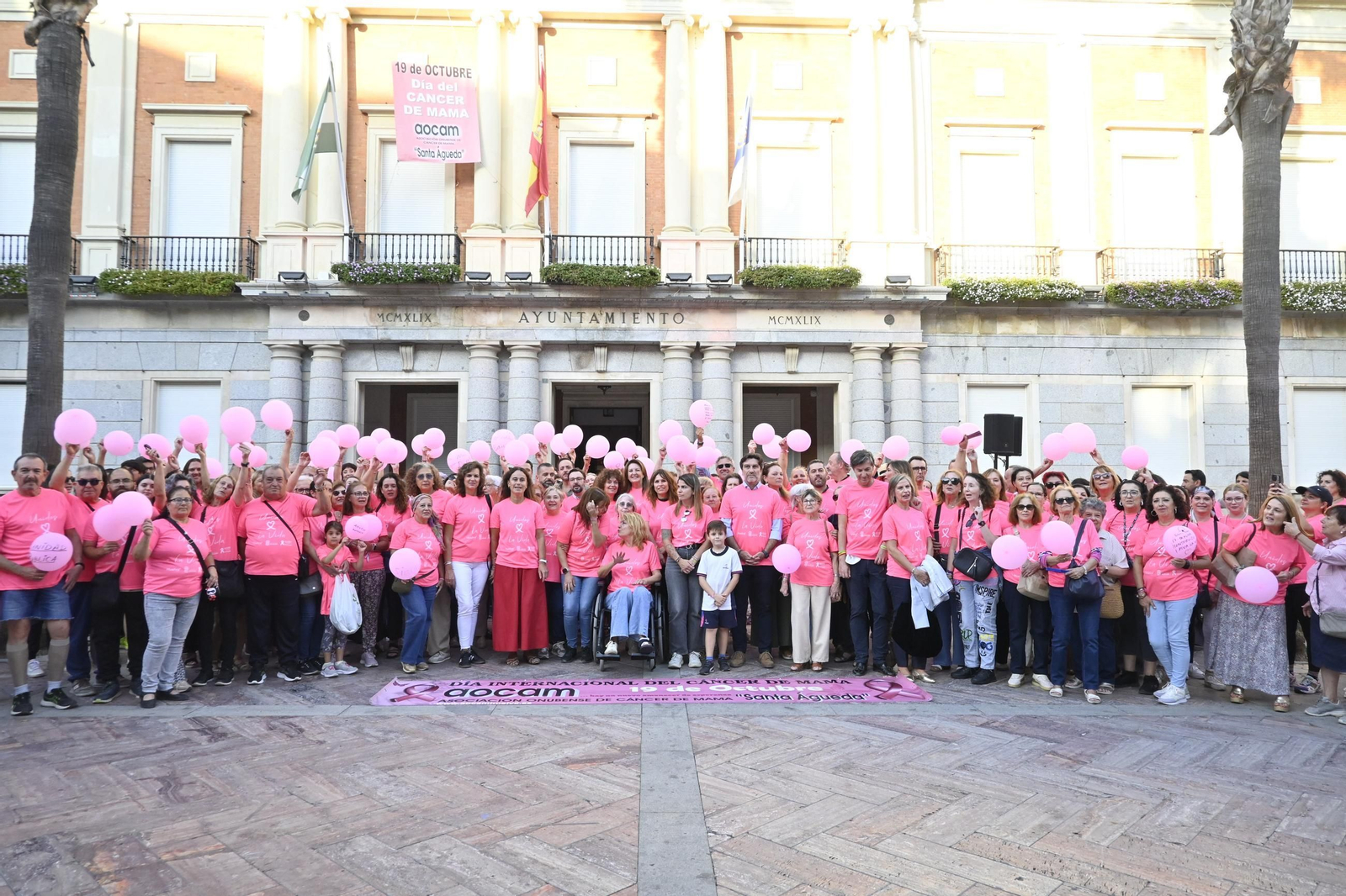 Cadena humana del día internacional del cáncer de mama