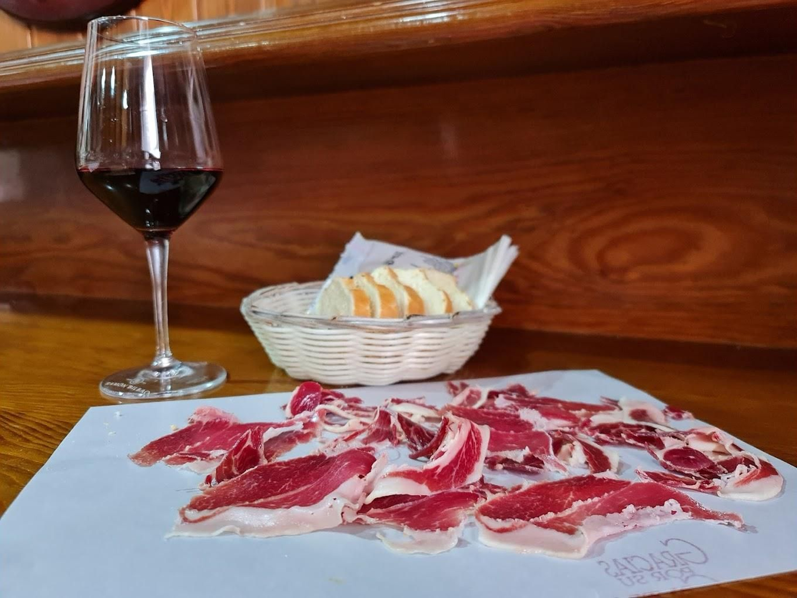 Los papelones de ibéricos los podrás acompañar de los vinos de la tierra o una cerveza bien fría