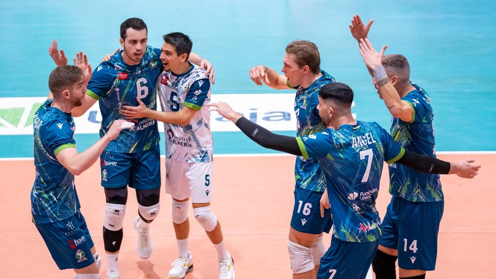 Los ahorradores celebran uno de los puntos de la importante victoria liguera.