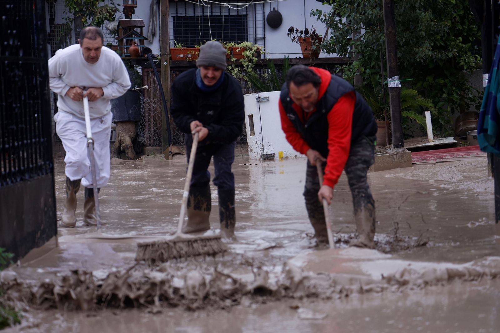Los vecinos de Guadalvalle limpian el lodo de sus casas.