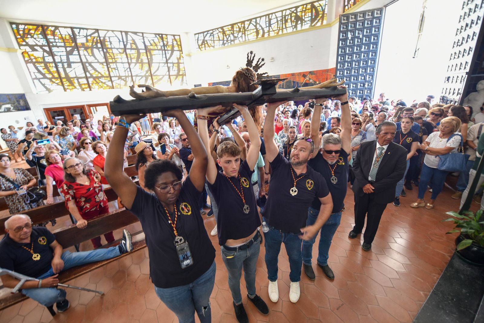 La procesión del Cristo de la Almoraima, en imágenes