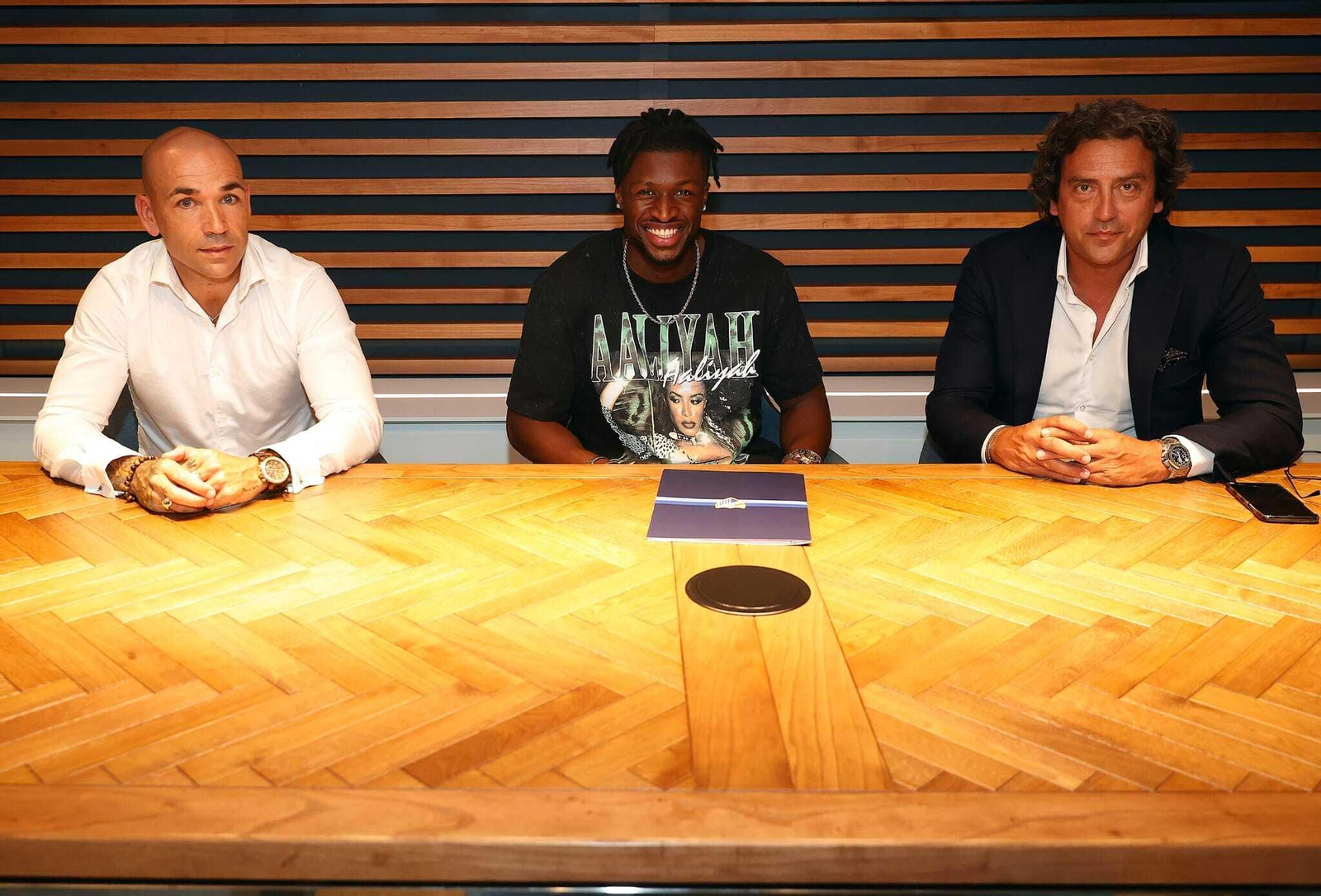 Sekou Gassama, junto a Manolo Gaspar y su agente, tras firmar con el Málaga CF. Sekou Gassama, junto a Manolo Gaspar y su agente, tras firmar con el Málaga CF.