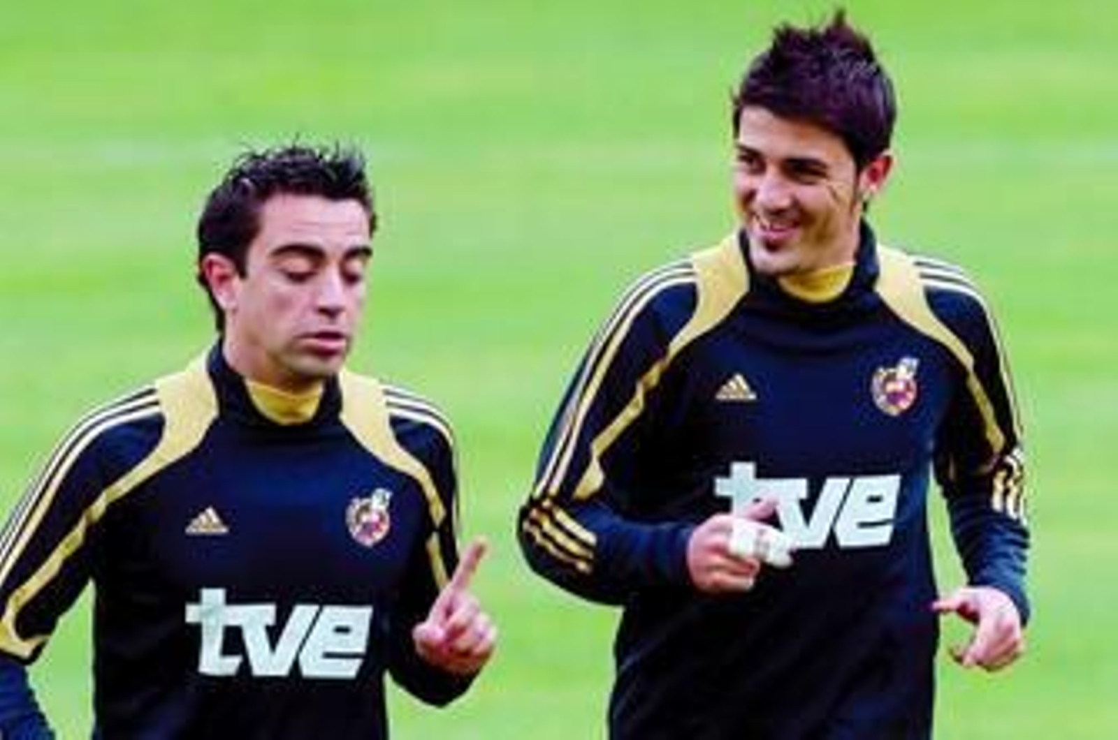 David Villa sonríe ante un comentario de su compañero Xavi en la sesión de ayer en Neustift.