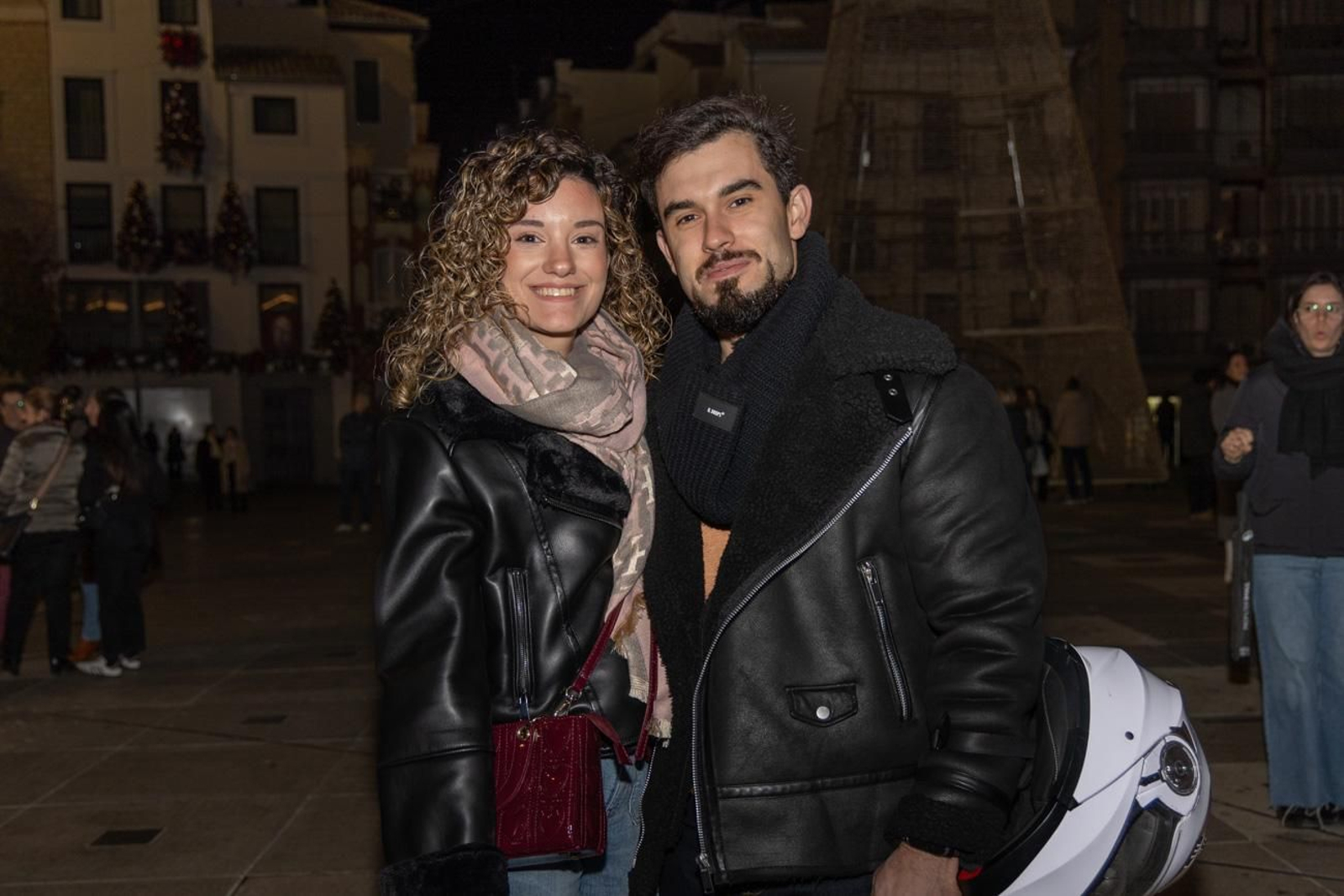 Los jiennenses disfrutan del centro de la ciudad, rodeados de un ambiente navideño
