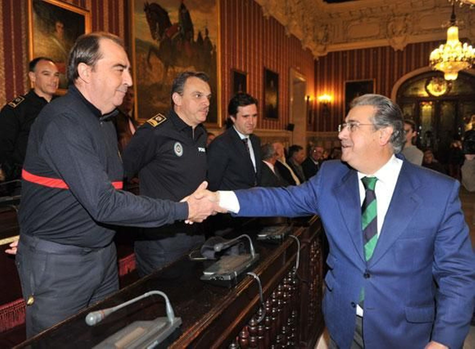 Zoido pide "paciencia" a los bomberos ante una situación "heredada"