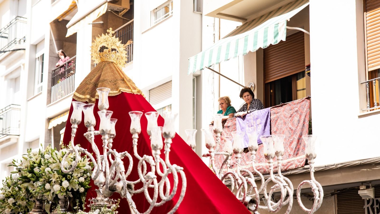 Domingo de Resurrección en Lucena: Procesión de Nuestro Padre Jesús Resucitado y Nuestra Señora de los Ángeles, en imágenes