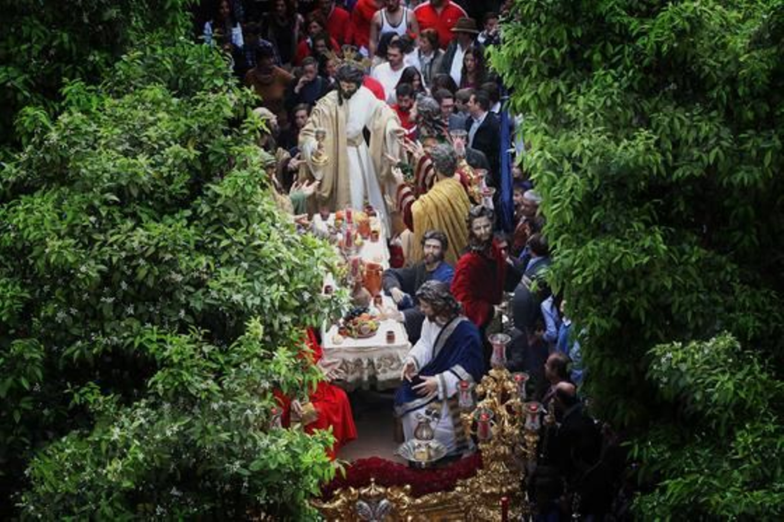 Esencia de lunes santo. Maravillosa imagen panorámica de La Cena entre los naranjos del corazón de la plaza de San Marcos.

Foto: Miguel Ángel González