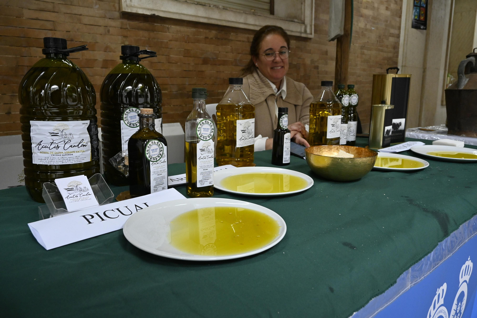 Stand de aceites en la Gran Vía de Huelva, en imágenes
