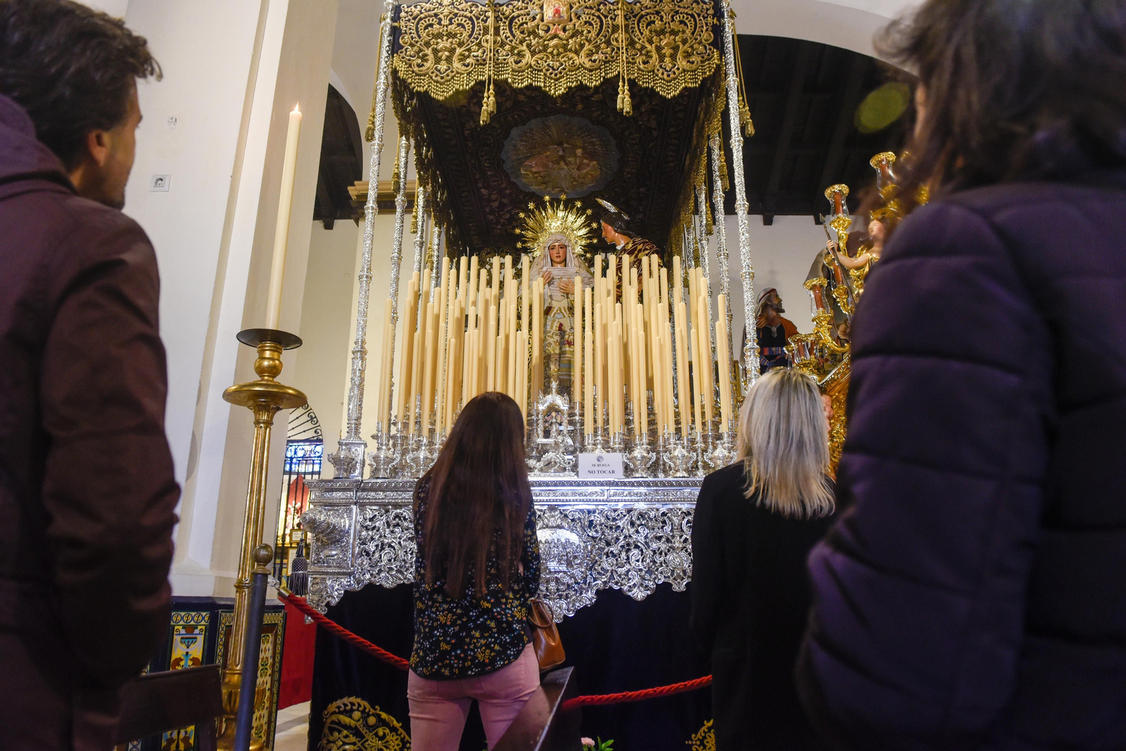 Fotografías de la Virgen del Dulce Nombre en su paso vestida como hace 100 años