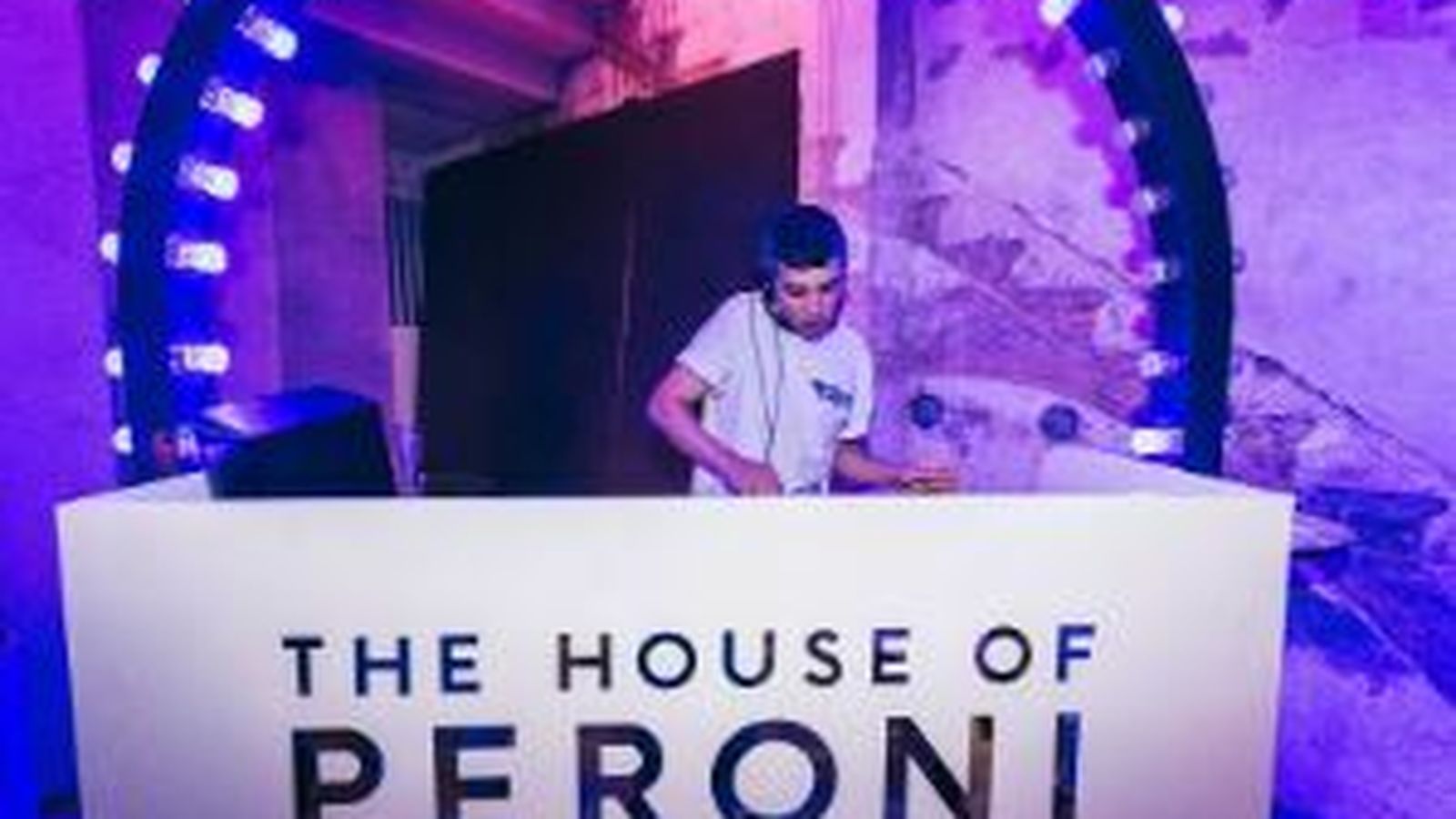 El DJ neozelandés Pascal Moscheni y el colombiano DJ Sano, pusieron la banda sonora de la noche con una cabina interactiva especialmente diseñada para la ocasión.