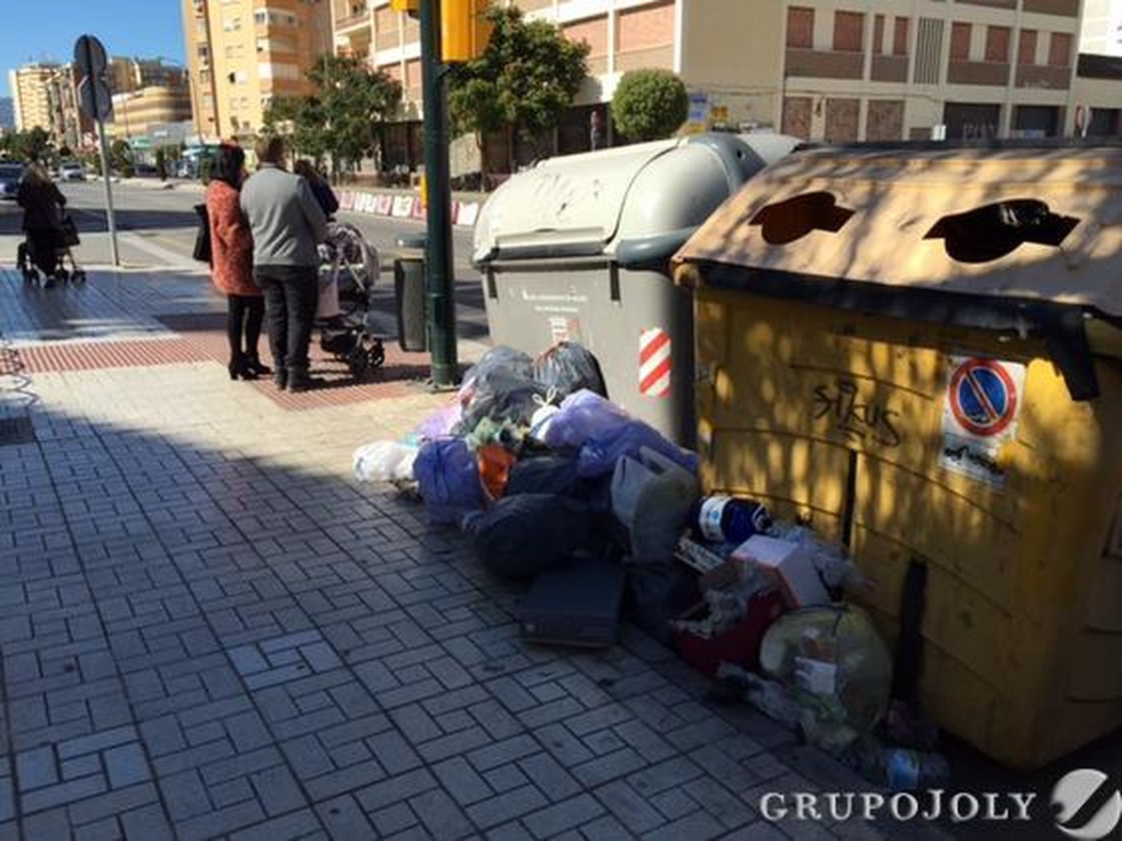 Imágenes de la huelga de basura de Limasa en diferentes distritos