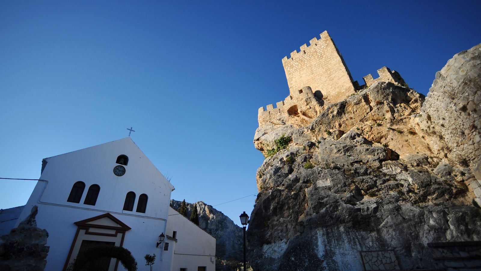 La Iglesia de los Remedios y el Castillo de Zuheros