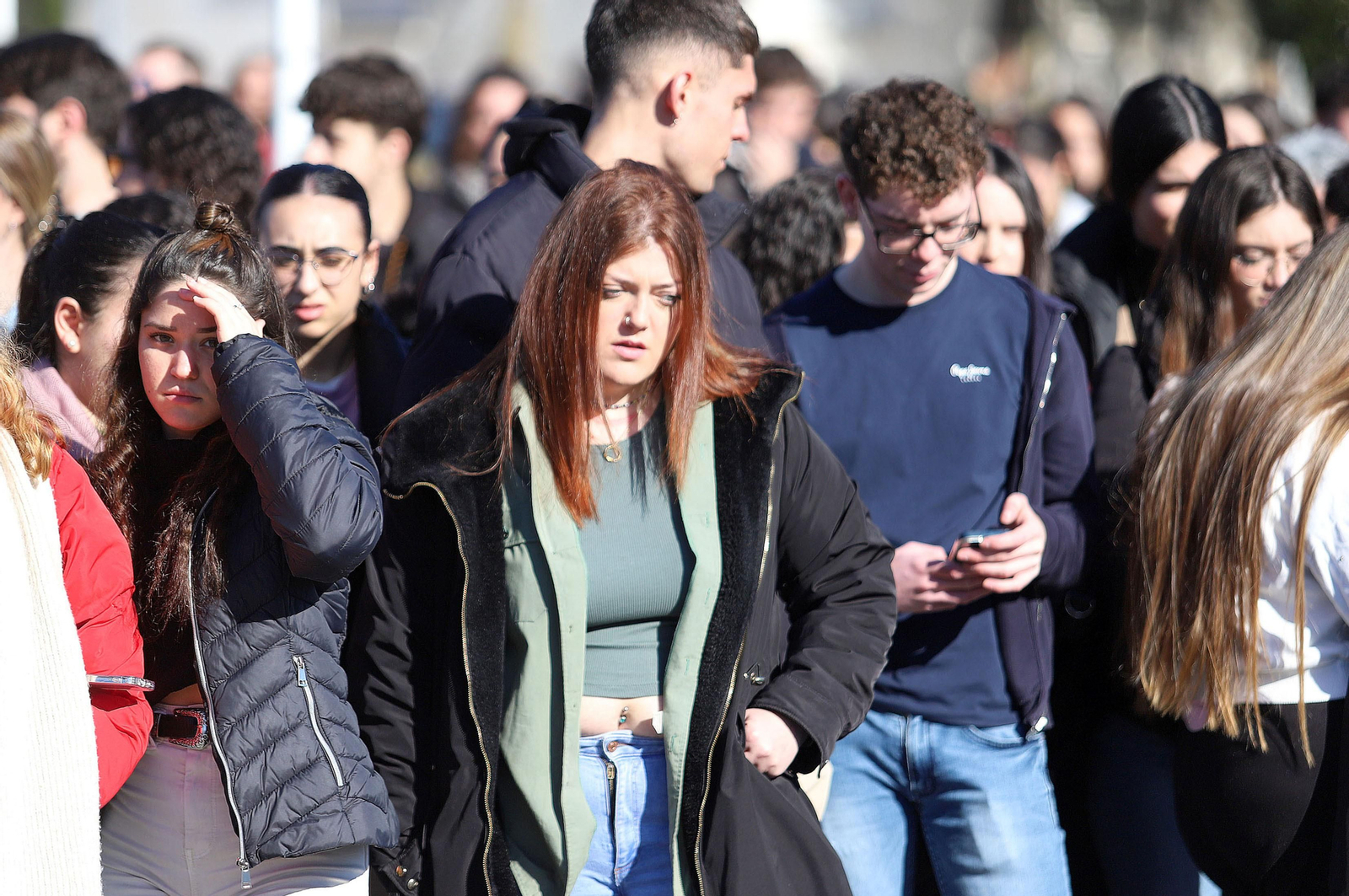 Imágenes del minuto de silencio guardado en la Universidad de Huelva en memoria de los estudiantes fallecidos en el incendio