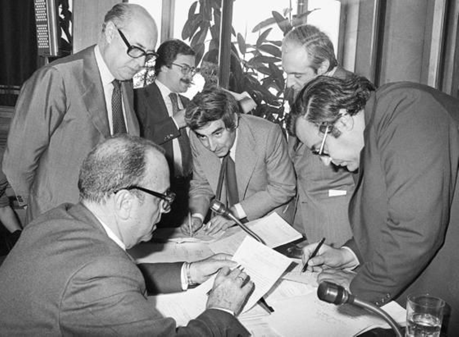 Imagen tomada el 13 de junio de 1978 del político Gabriel Cisneros (c) junto a los entonces diputados (i-d): Manuel Fraga ; Laureano López Rodó, José Pedro Pérez Llorca y Gregorio Peces Barba durante una de las reuniones de la Comisión Constitucional, en el Congreso de los Diputados. / EFE