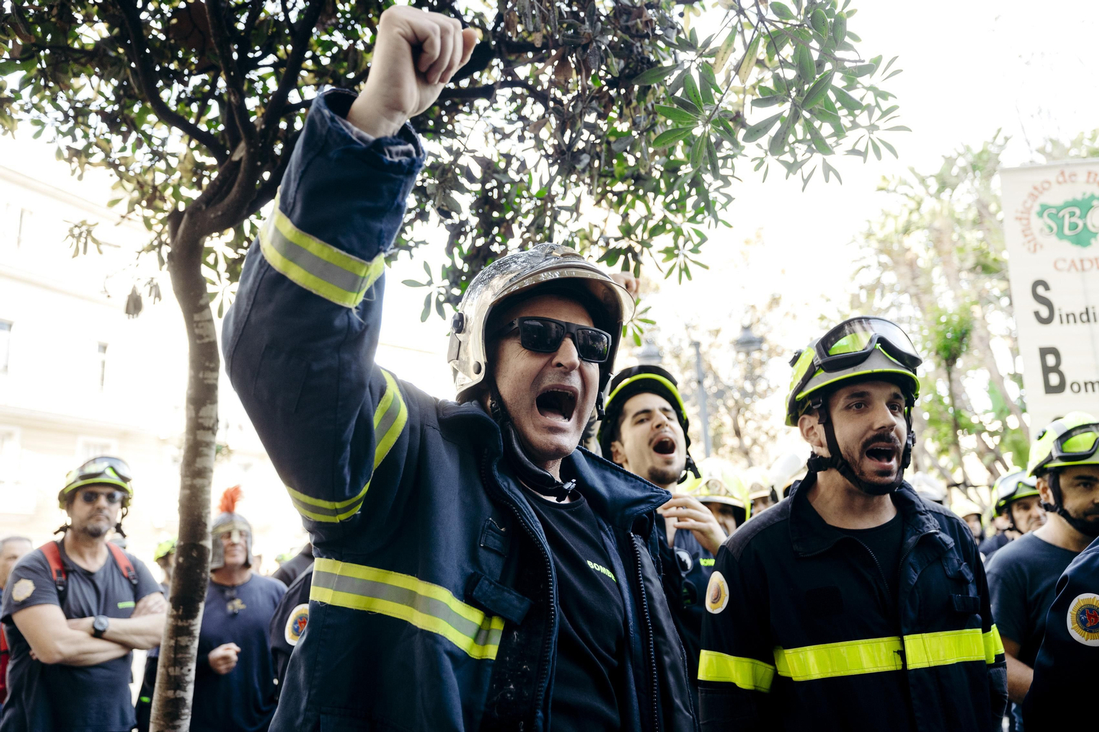 Imágenes de la protesta de los bomberos en la diputación de Cádiz.