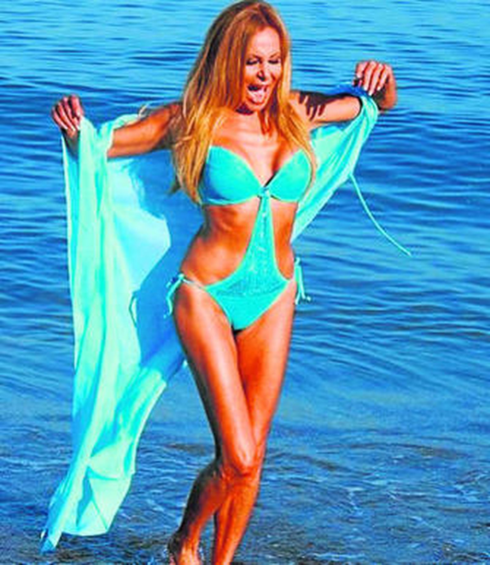 La bióloga posó con un sexy triquini azul y muy bronceada.