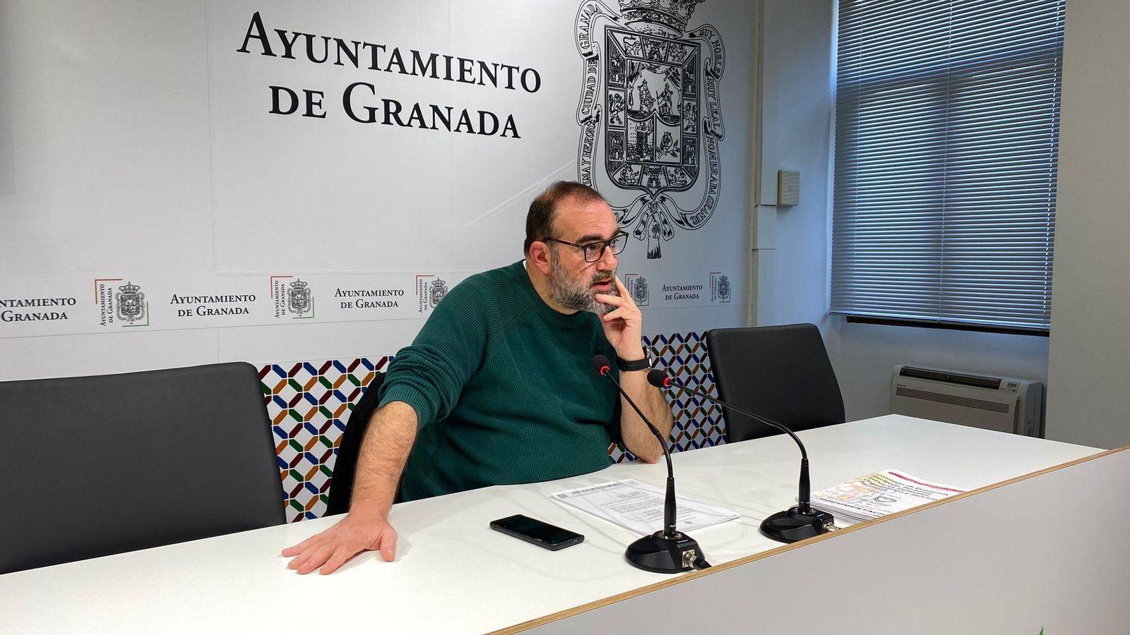 El concejal de UP, Francisco Puentedura, en rueda de prensa sobre la deuda con Rober.