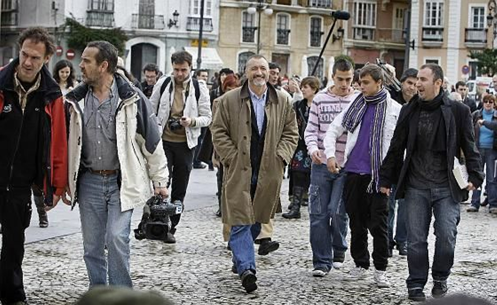 Pérez-Reverte realizó un recorrido por las localizaciones de su última novela, ambientada en el Cádiz de 1811. /Julio González